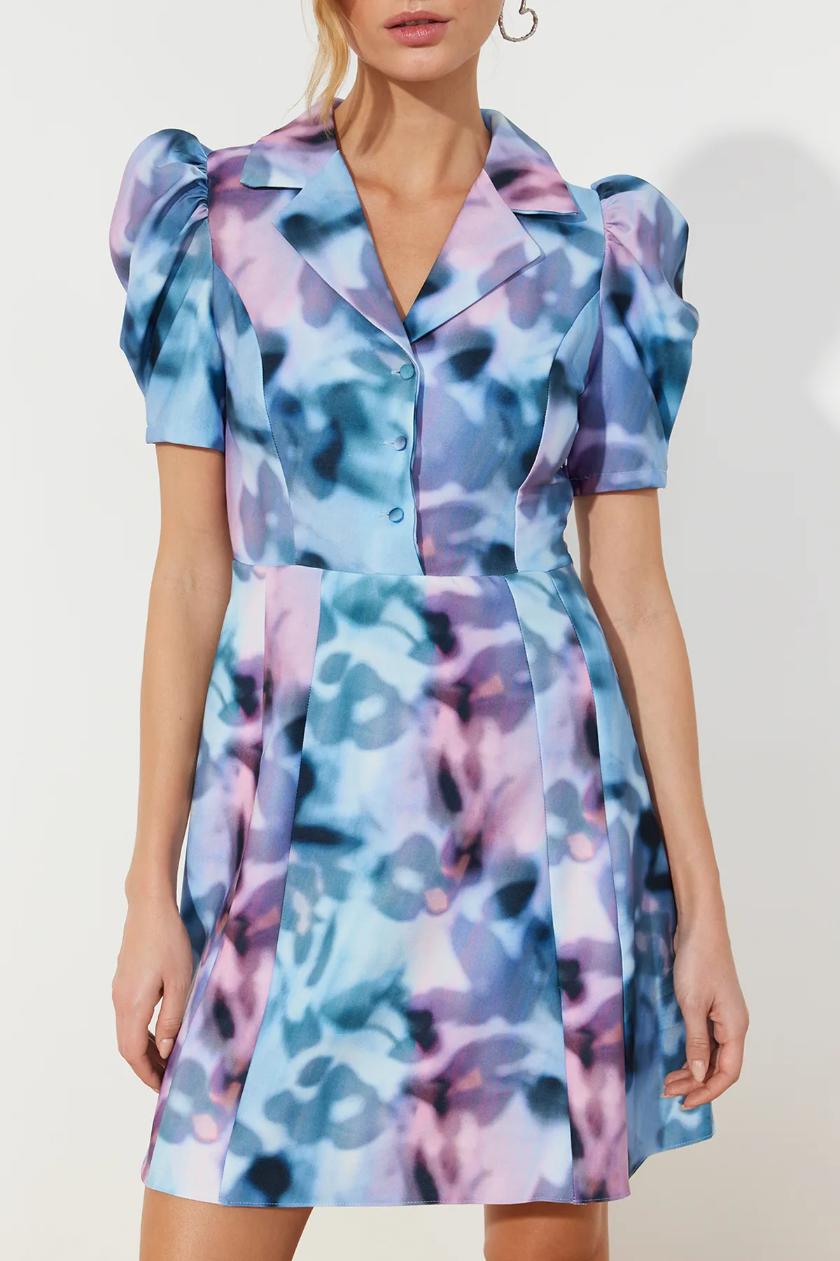 Trendyol Collection  Mehrfarbiges, gewebtes Kleid mit A-Linien-Print und Ballonärmeln TWOSS20EL1999