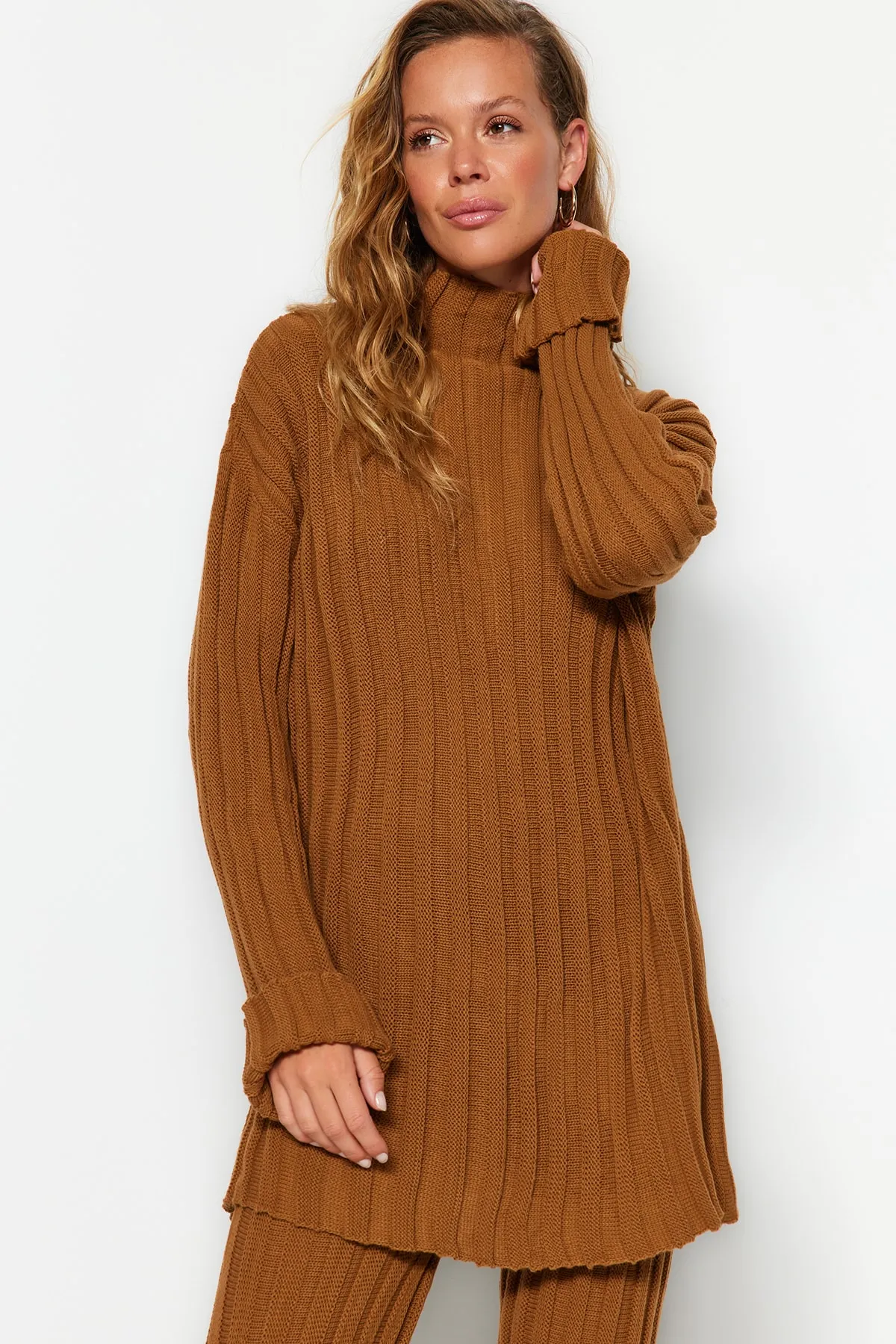 Trendyol Collection  Braunes Strickoberteil- und -unterteil-Set aus Cord-Basic-Hose TWOAW24AU00013