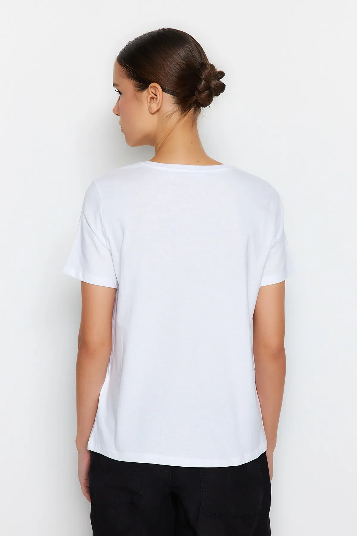 Trendyol Collection  Weißes Basic-Strick-T-Shirt mit Rundhalsausschnitt aus 100 % Baumwolle mit Blumenmuster TWOSS22TS1791