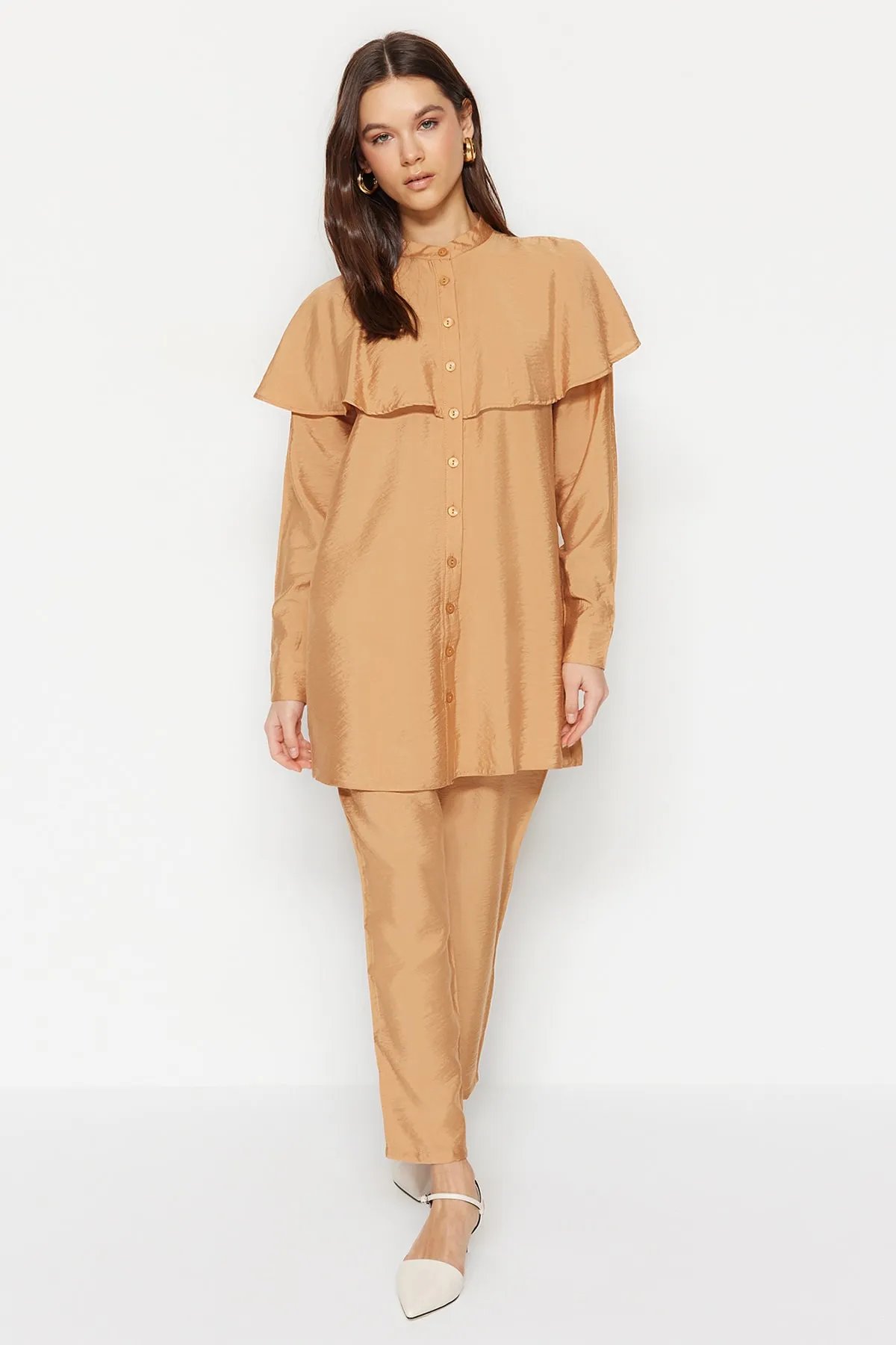 Trendyol Modest  Kamelfarbenes, gewebtes Hemd-Hosen-Set mit Schwungrad-Details TCTSS23US00091