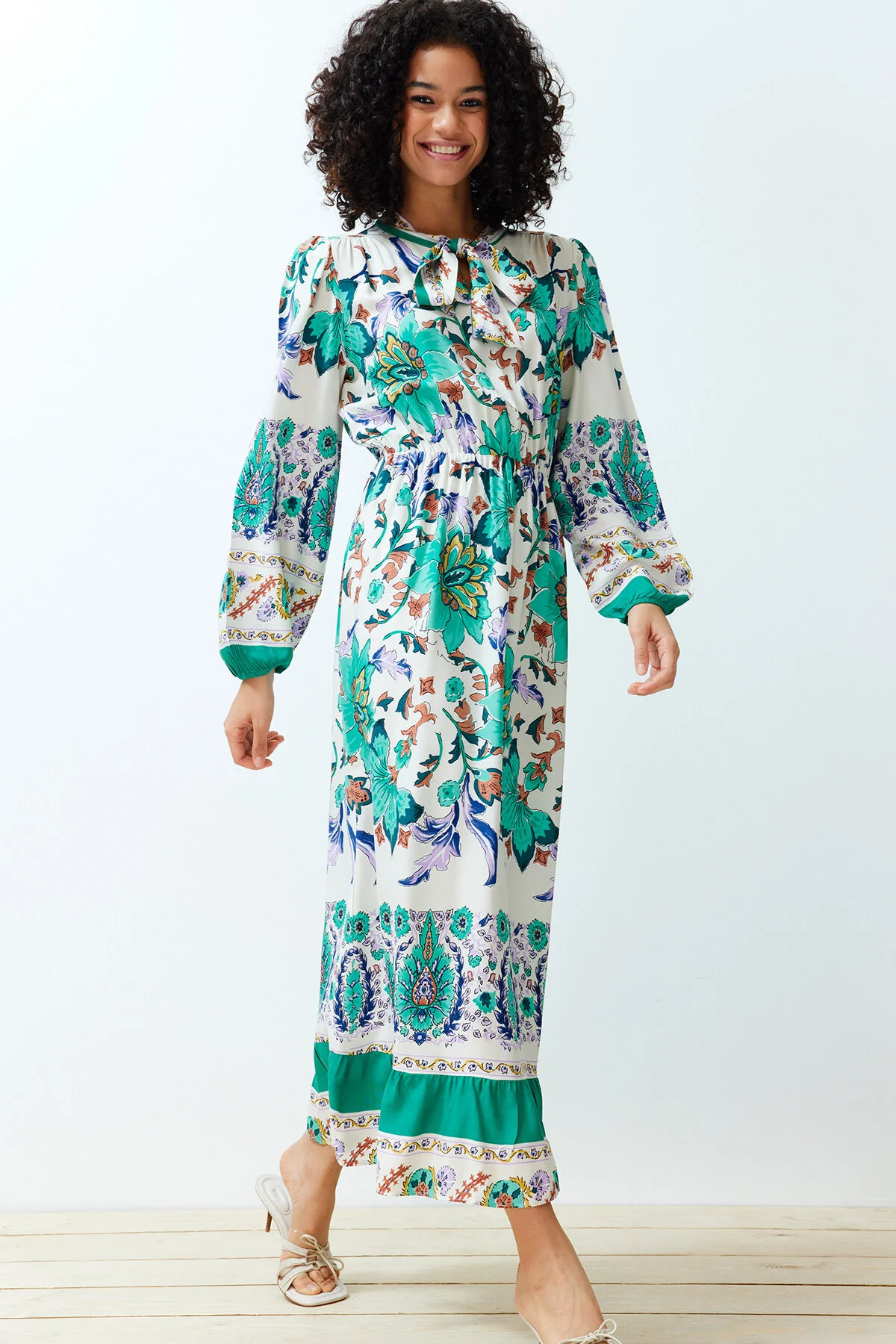 Trendyol Modest  Grünes Webkleid mit Blumenbordürenmuster TCTSS24EB00112