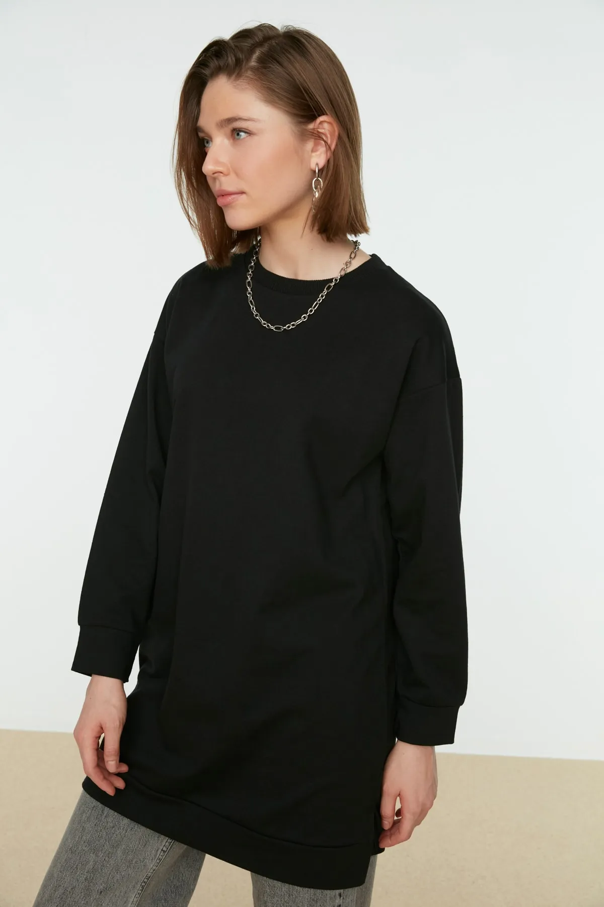 Trendyol Modest  Schwarzes Basic-Strick-Sweatshirt mit Rundhalsausschnitt und Schlitz und detailliertem Ausschnitt TCTAW22TW0138