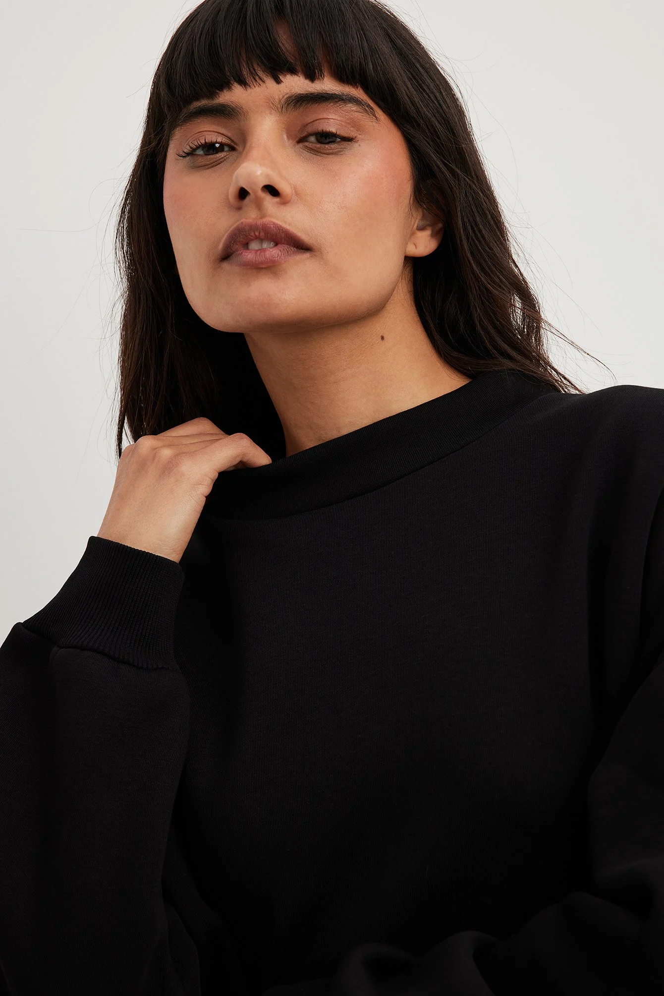 Hochgeschnittener Pullover mit Detail