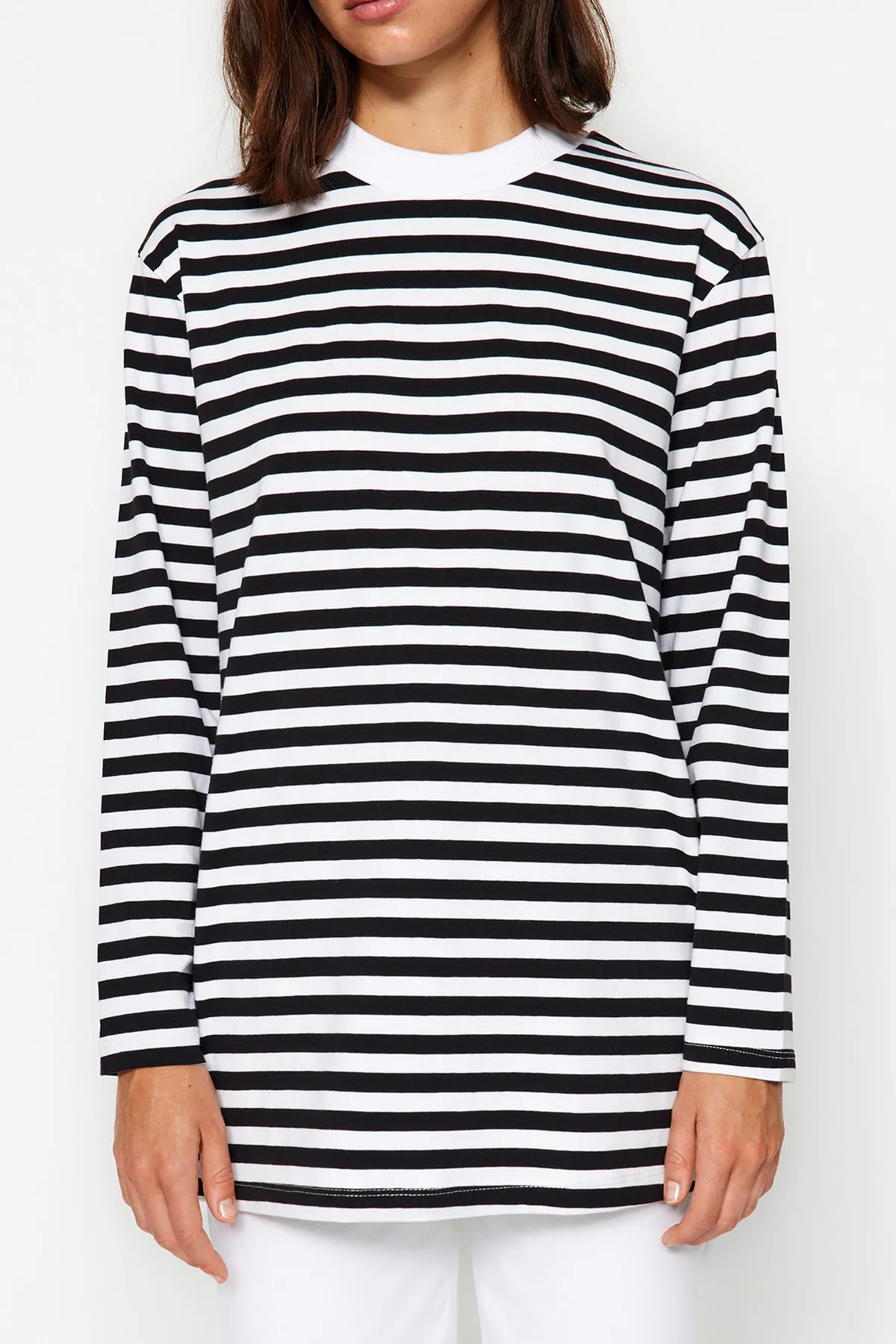Trendyol Modest  Schwarze gestreifte Basic-Stricktunika TCTAW24UK00015