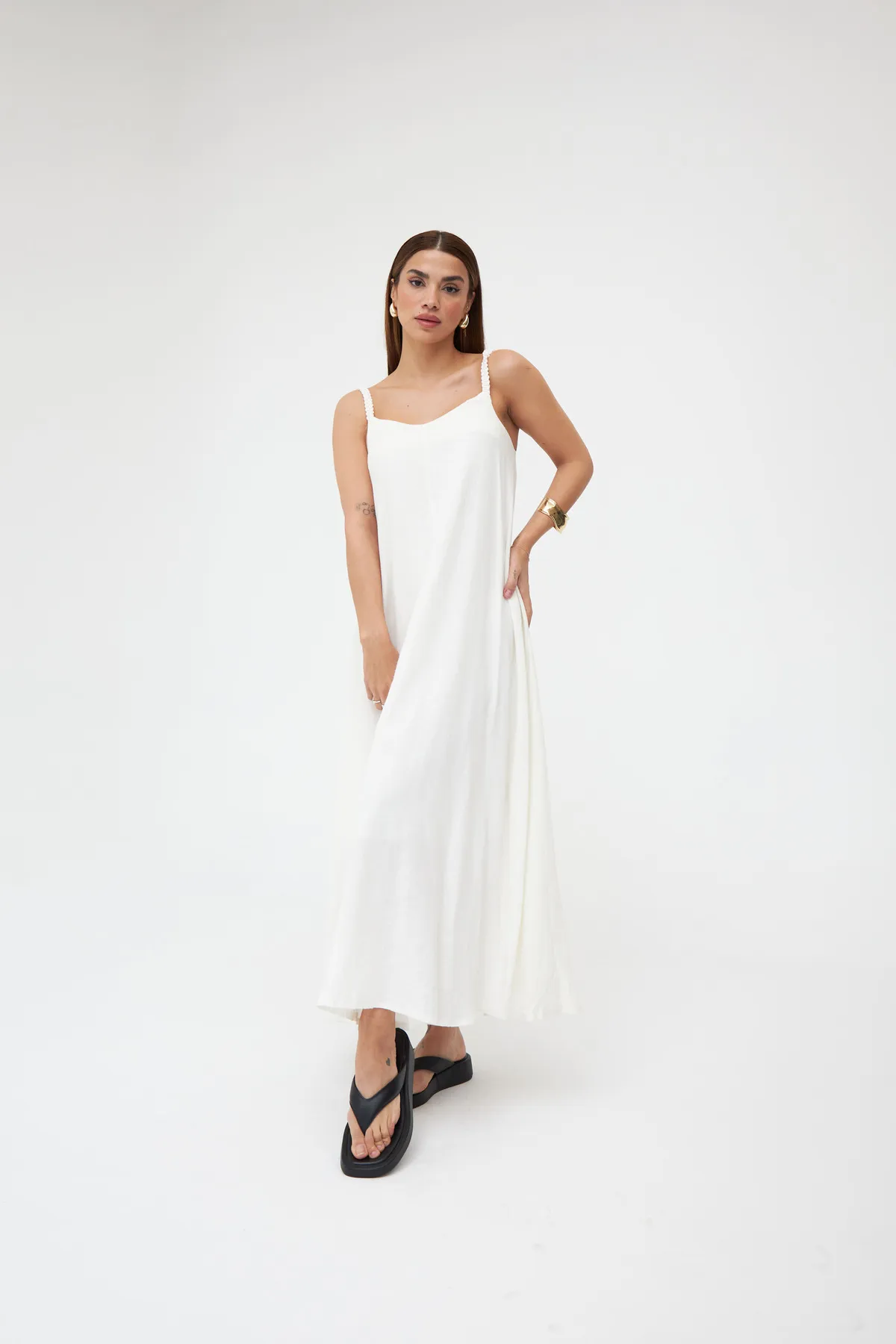 Laluvia  Ecrufarbenes, langes Leinenkleid mit Strickriemen