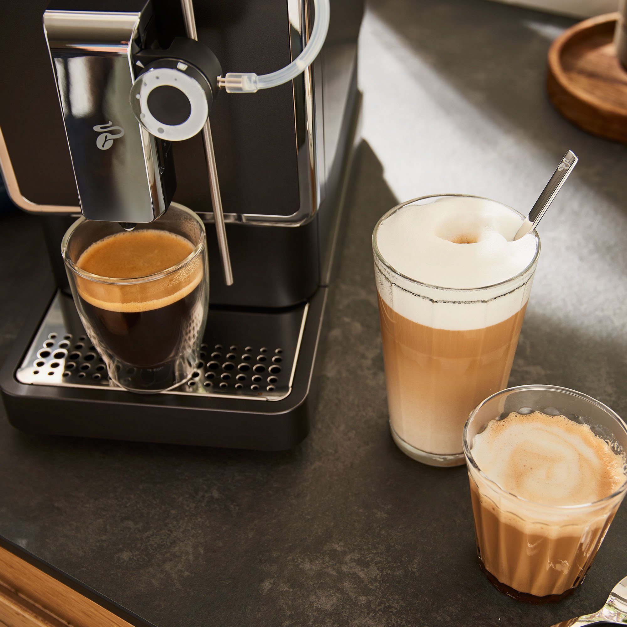 Tchibo Kaffeevollautomat Esperto PRO mit One Touch Funktion für Caffè Crema, Espresso und Milch, One Touch Milk System