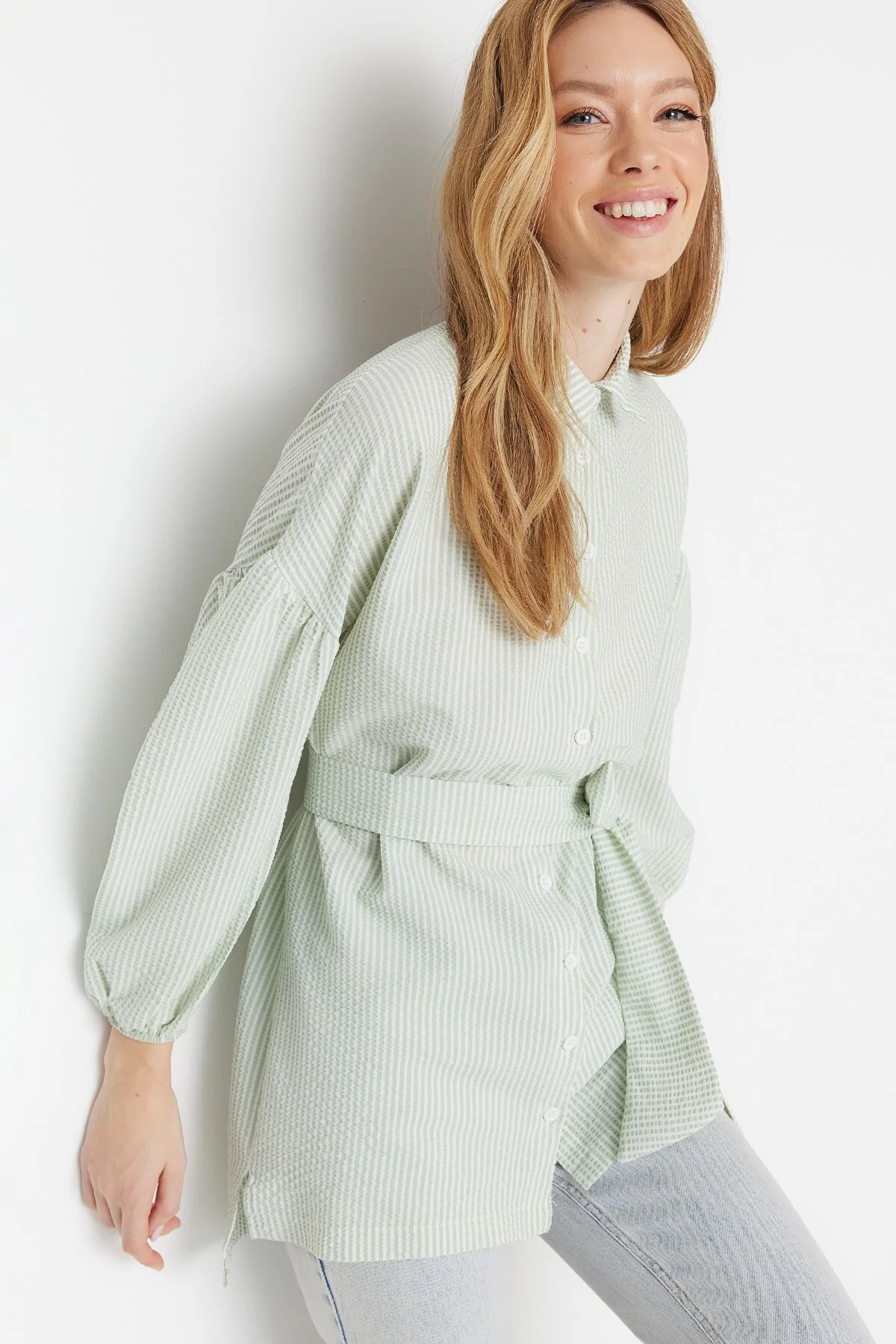 Trendyol Modest  Grünes, gestreiftes, gewebtes Hemd mit Ballonärmeln und langem Rücken, Gürtel TCTSS22GO0116