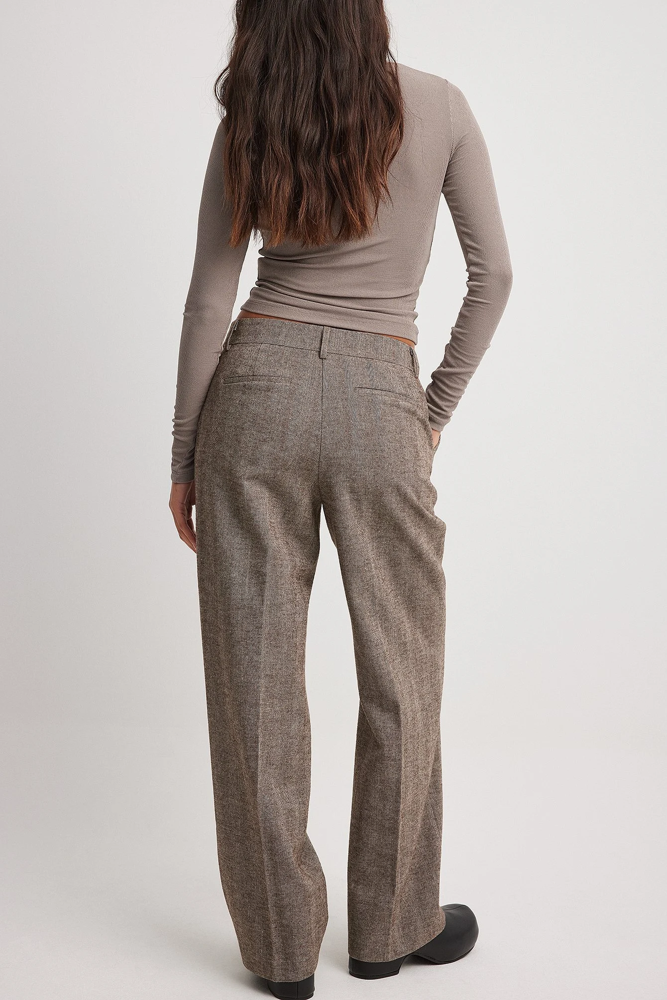 Hose mit niedriger Taille und Fischgrätenmuster