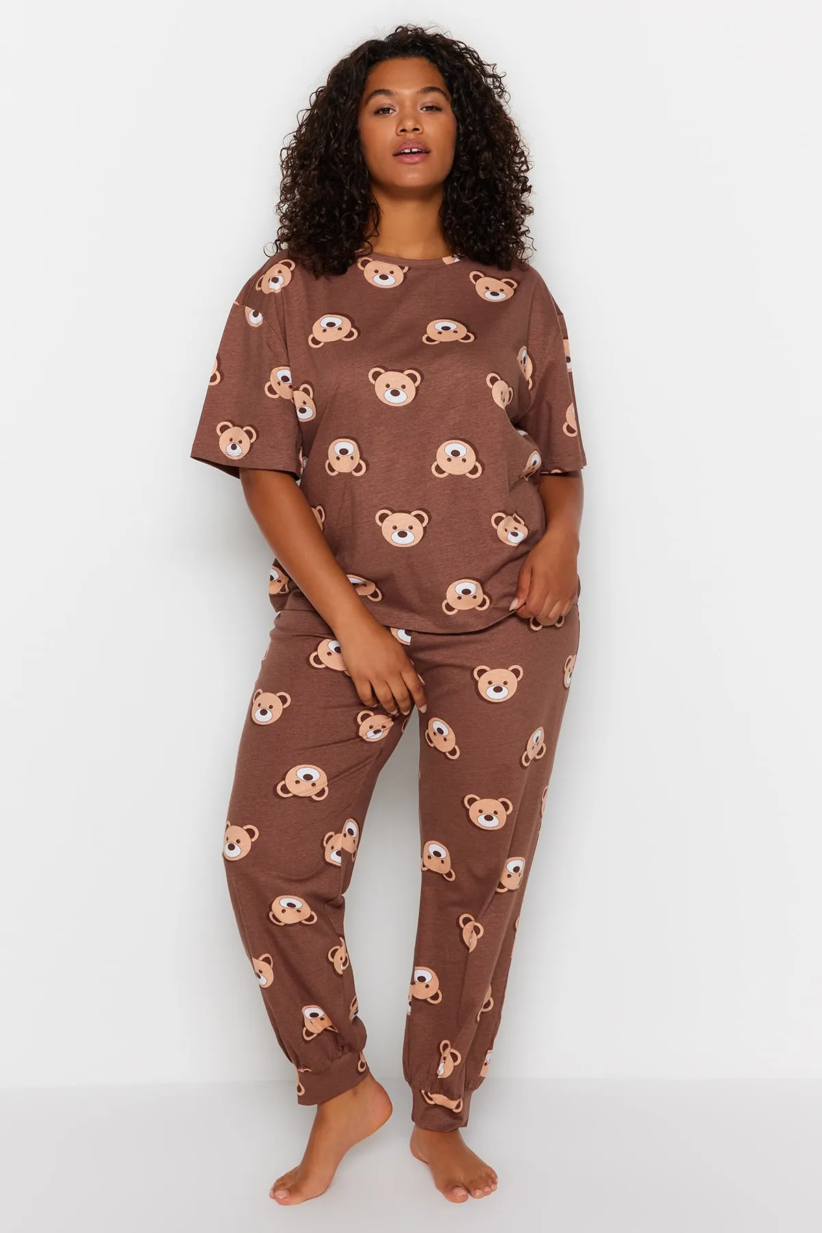 Trendyol Curve  Braunes Pyjama-Set aus Strick mit Teddybär-Muster TBBAW23AI00039