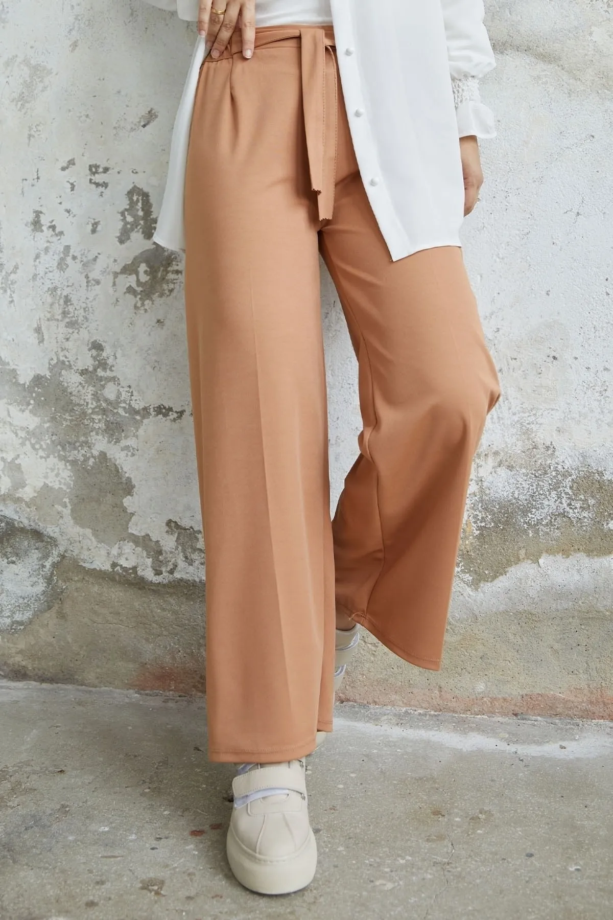 InStyle  Lockere Scuba-Hose mit Gürtel in der Taille – Kamel