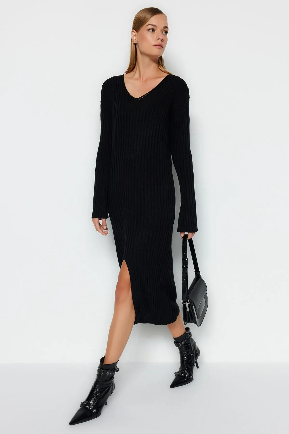 Trendyol Collection  Schwarzes Midi-Strickkleid mit V-Ausschnitt TWOAW24EL00066