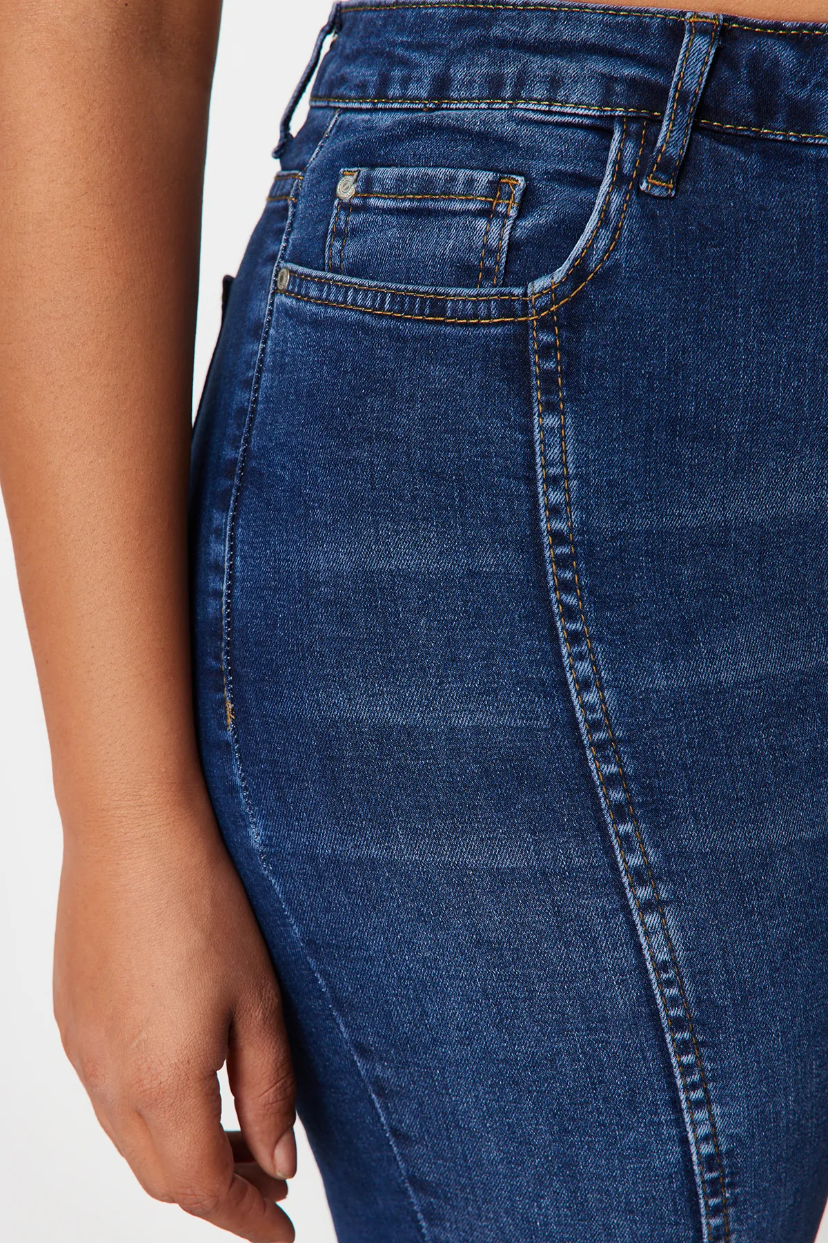 Trendyol Curve  Dunkelblaue, dehnbare Skinny-Jeans mit Nähten und detaillierten Details TBBSS24CJ00022