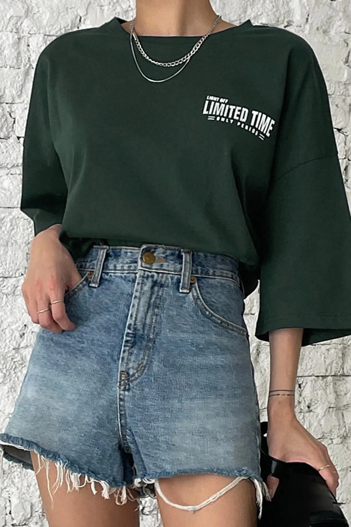 MODAGEN  Dunkelgrünes, übergroßes, bequem geschnittenes Damen-T-Shirt in limitierter Auflage