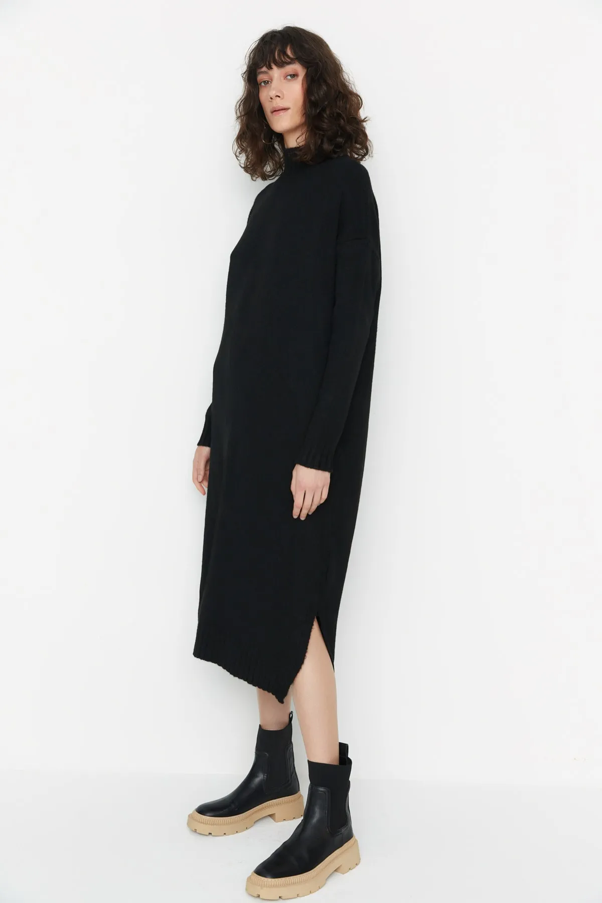 Trendyol Collection  Schwarz Schwarzes, weit geschnittenes Midi-Strickkleid mit weicher Struktur und hohem Kragen TWOAW23EL0005 Kleid TWOAW23EL0005