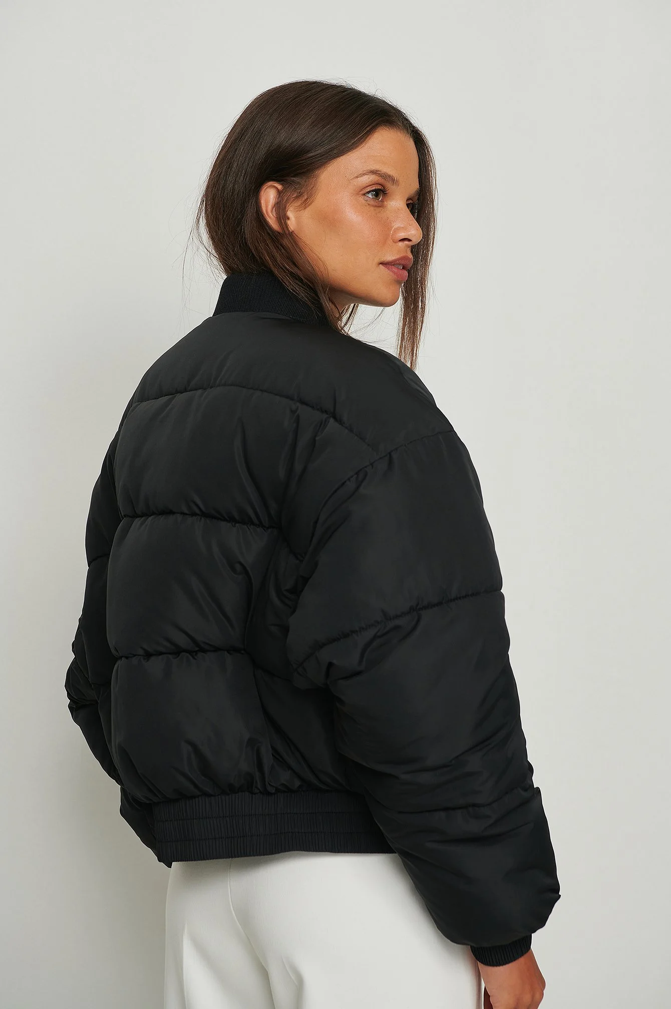 Kurze Bomberjacke mit Puffärmeln