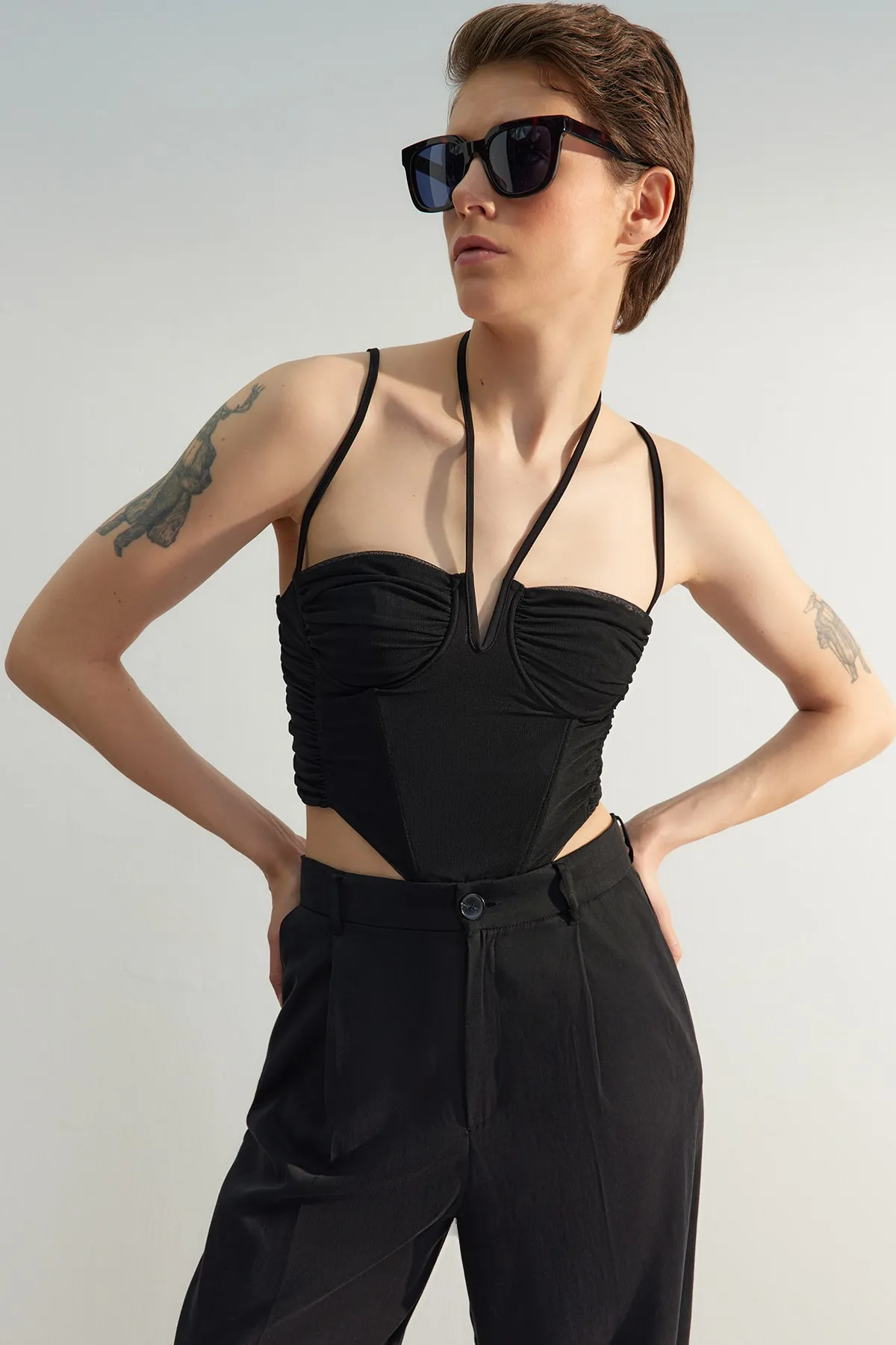Trendyol Collection  Schwarzes, detailliertes Bustier mit V-Ausschnitt in limitierter Auflage TPRSS23BS00091