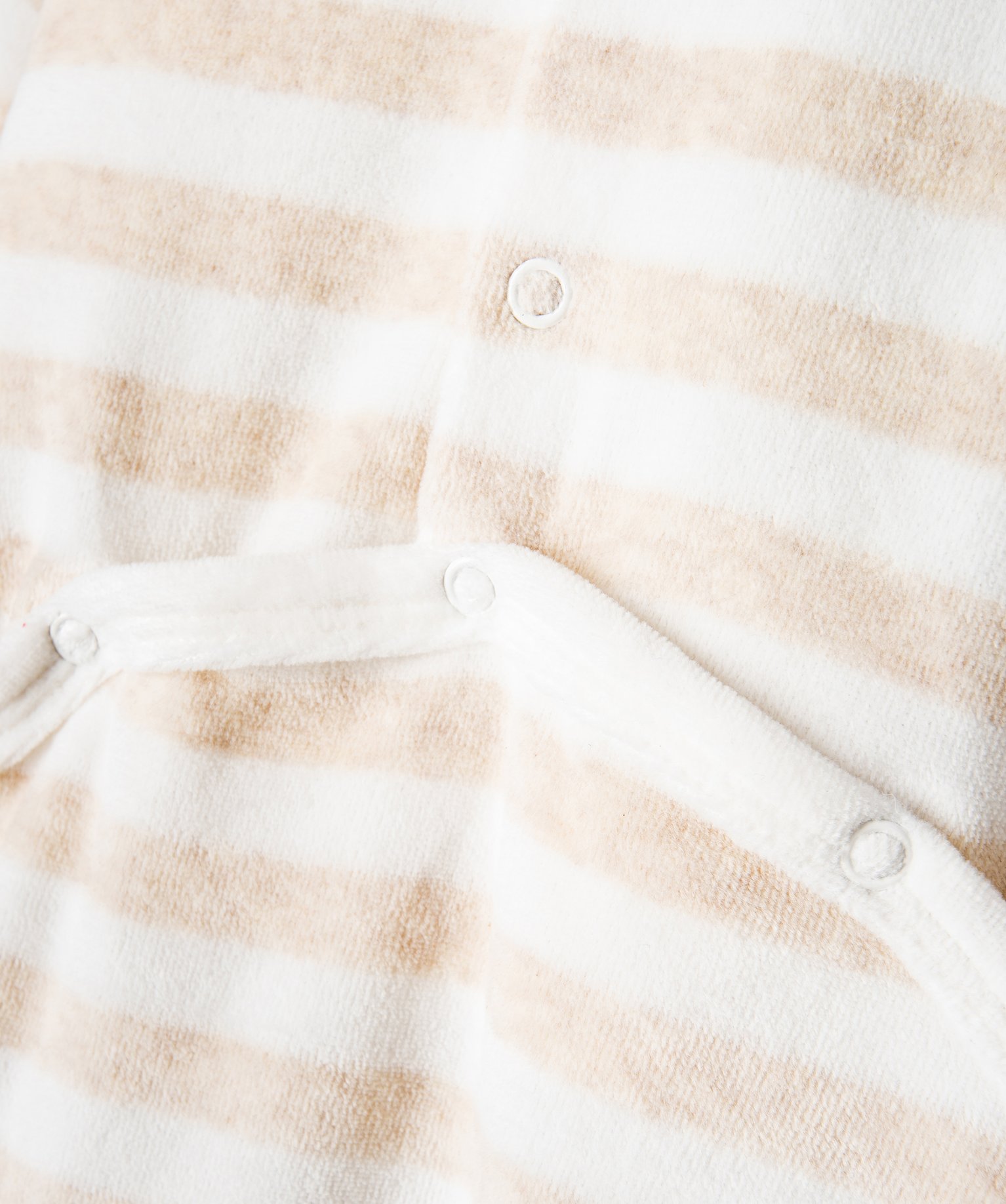 Pyjama bébé en velours rayé avec ouverture pont-dos ecru | GEMO