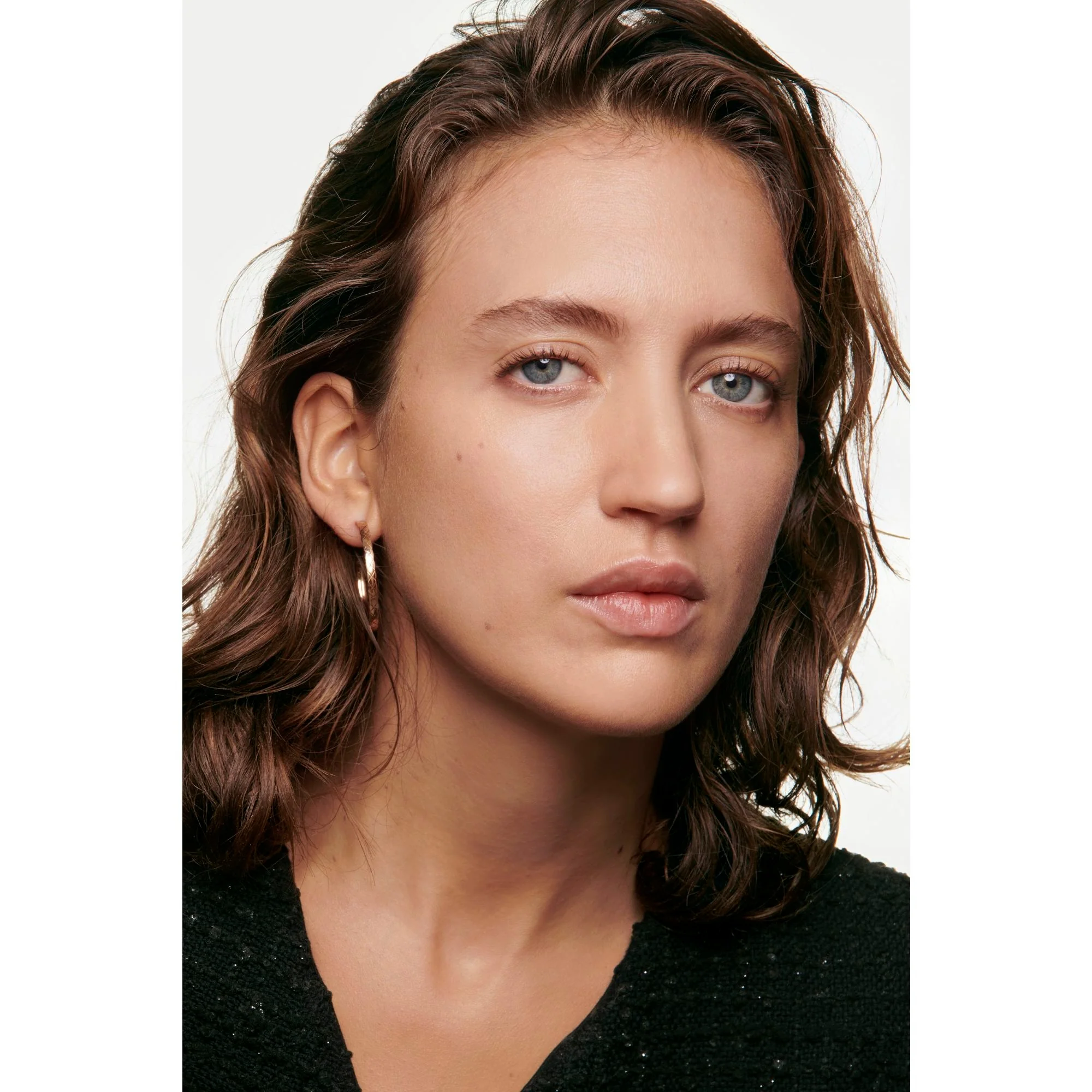 LES BEIGES TOUCHE DE TEINT - BASE DE MAQUILLAJE FRESCA CON MICROESFERAS DE PIGMENTO. UNIFORMA – ILUMINA – HIDRATA. EFECTO RADIANTE Y NATURAL PERSONALIZADO.