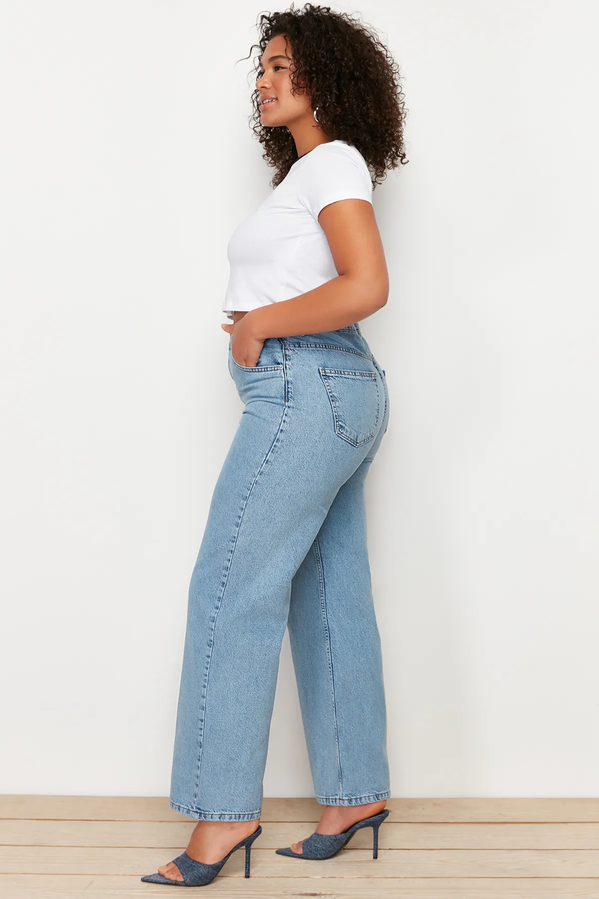 Trendyol Curve  Hellblaue, weit geschnittene Jeans mit hoher Taille TBSSS24CJ00028