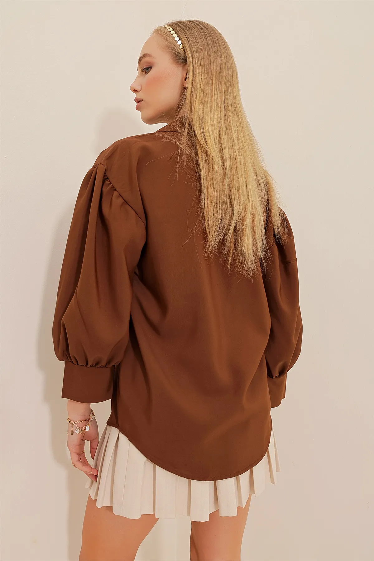 Trend Alaçatı Stili  Braunes Basic-Popeline-Hemd mit Ballonärmeln und versteckter Knopfleiste für Damen ALC-X9654