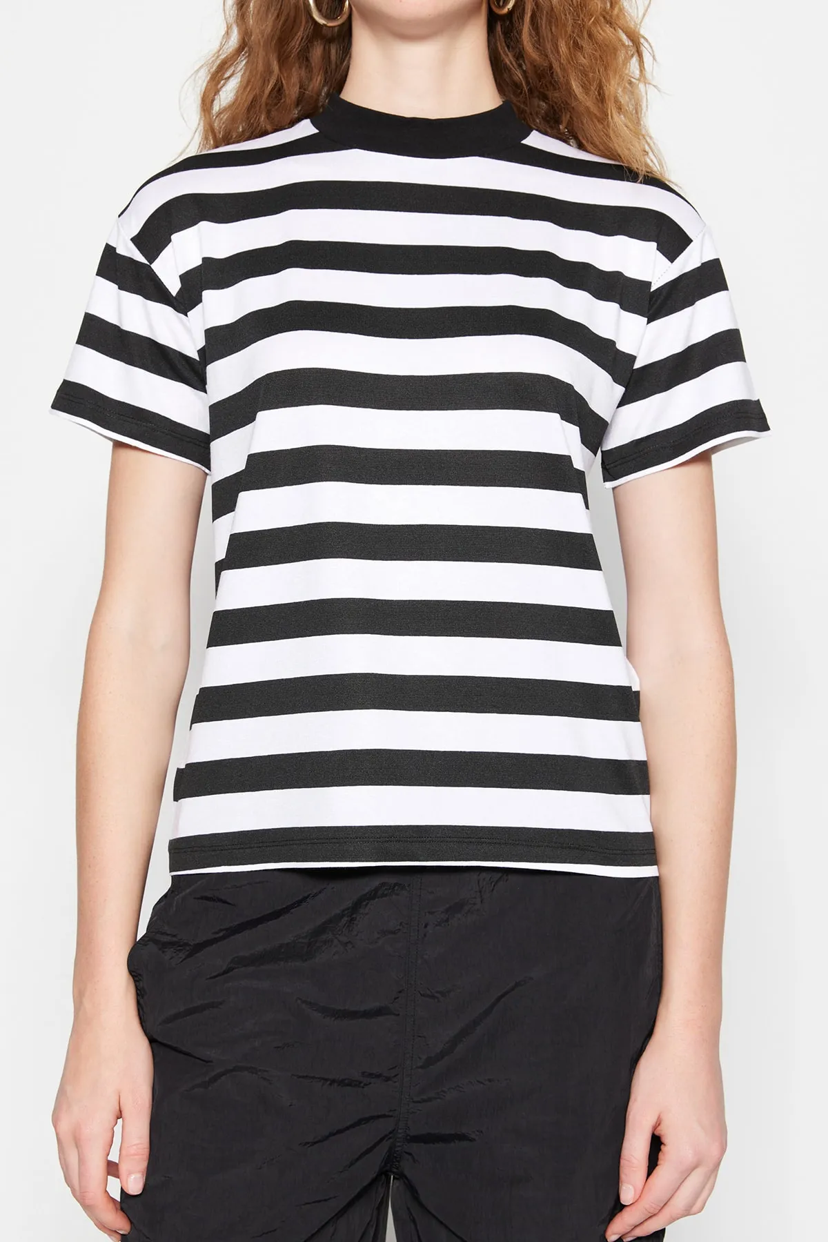 Trendyol Collection  Schwarz-weiß gestreiftes Basic-Strick-T-Shirt mit hohem Kragen TWOSS21TS1204
