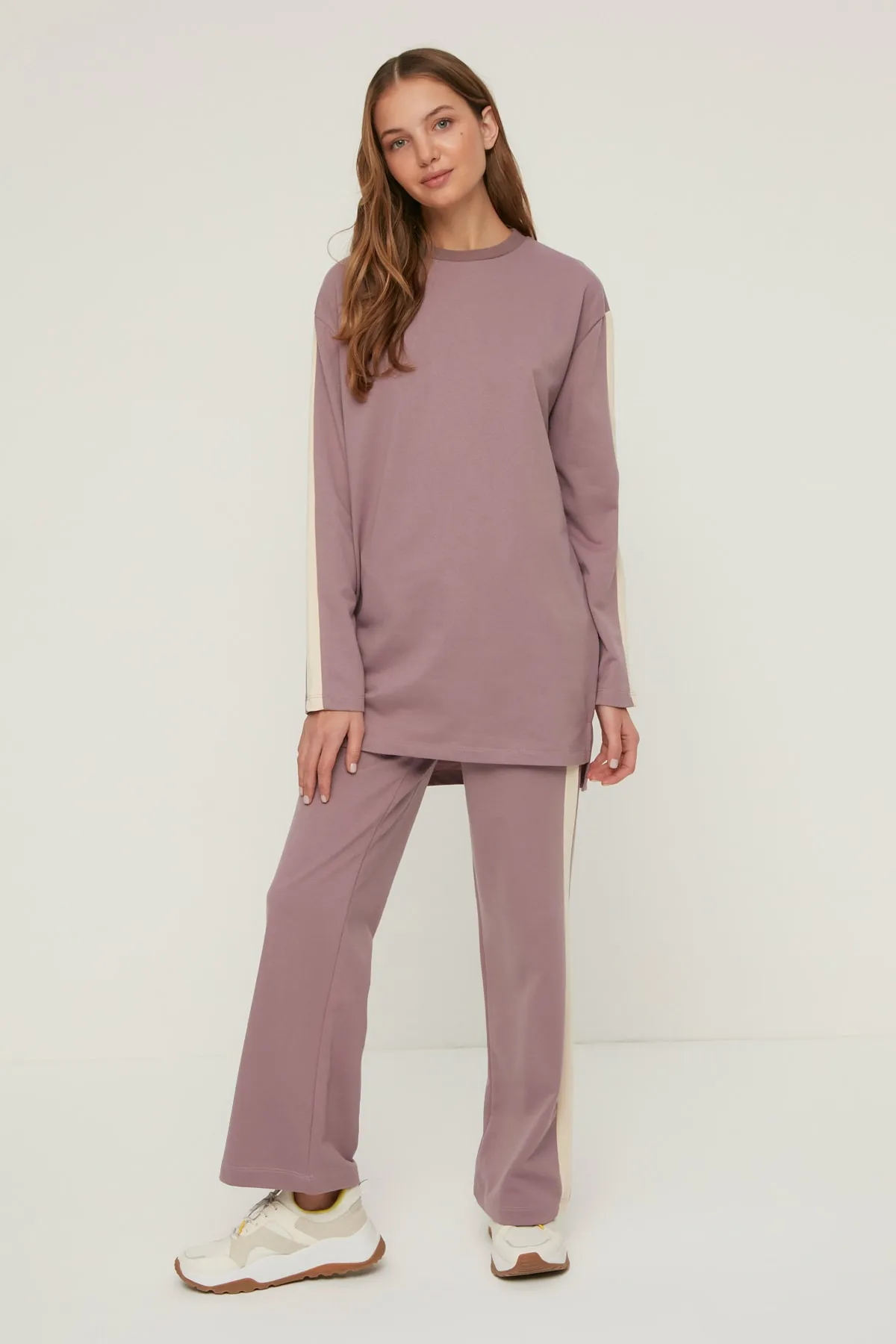 Trendyol Modest  Strick-Trainingsanzug-Set mit Pflaumenstreifen und detailliertem Seitenschlitz TCTSS22EN0007