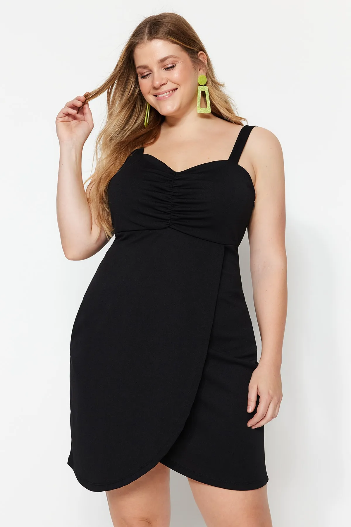Trendyol Curve  Schwarzes Strickkleid mit Herzkragen TBBSS23AH00076