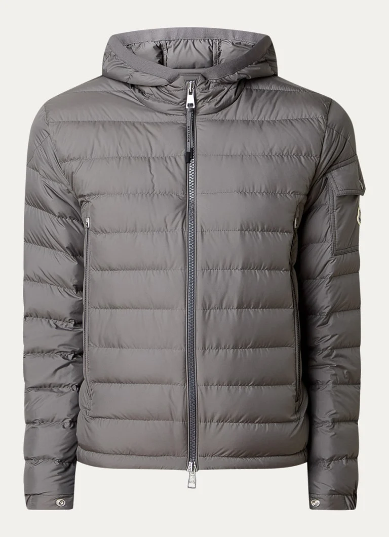 Jachetă matlasată Moncler Galion cu glugă, umplută cu puf de gâscă.