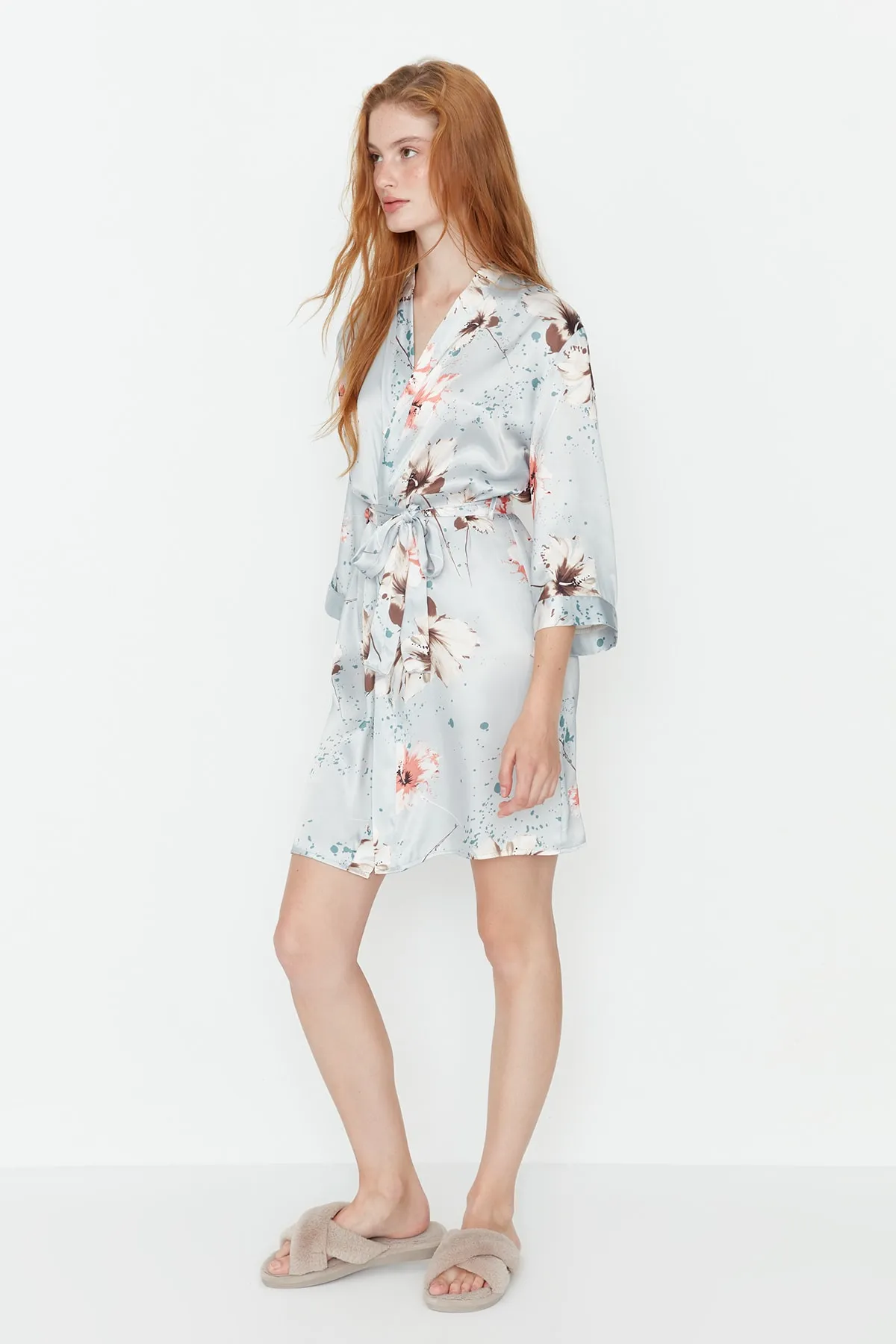 Trendyol Collection  Grauer Morgenmantel aus gewebtem Satin mit Blumenmuster und Gürtel THMSS21SB0005