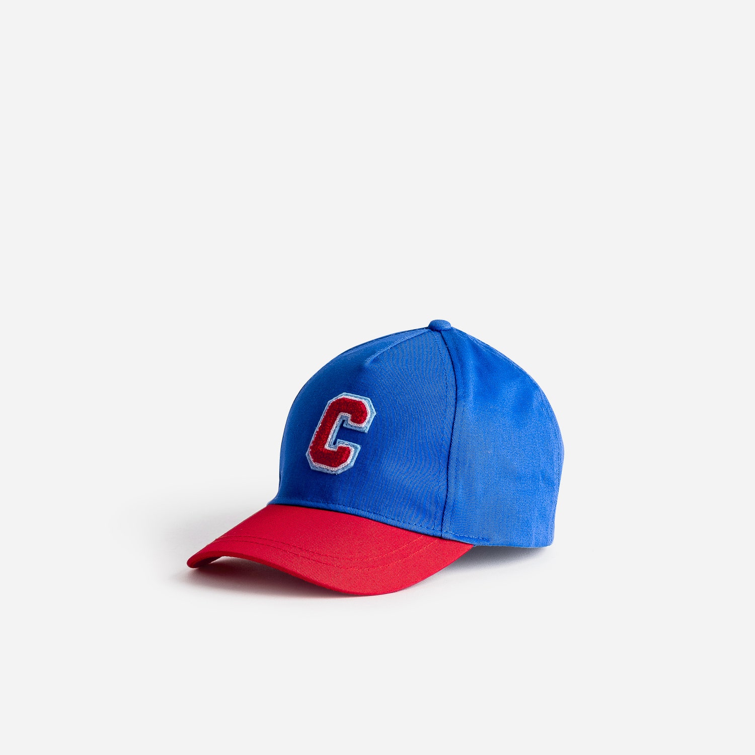 Casquette bleue et rouge avec lettre bouclette