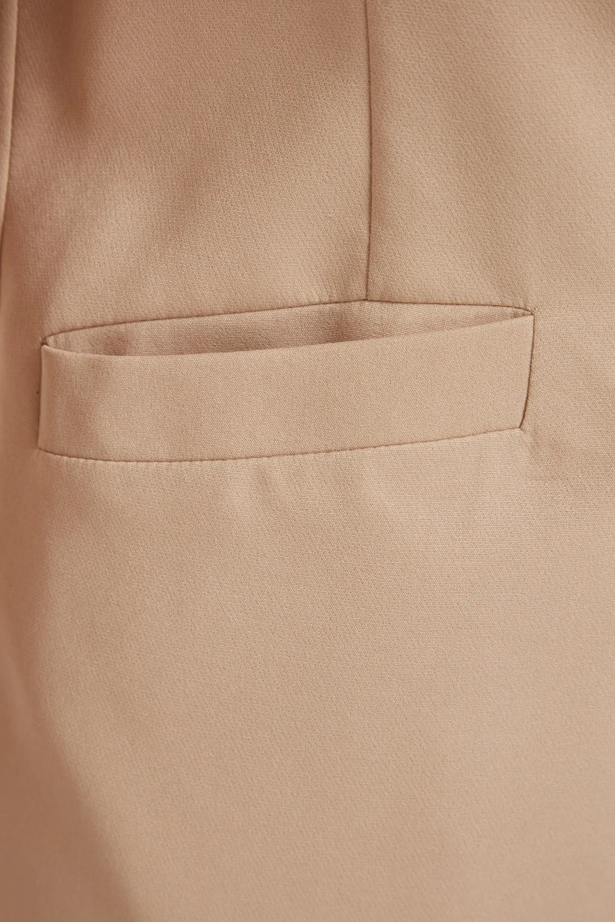 Trendyol Modest  Beigefarbene Jacke mit Taillenschnürung und detailliertem Webfutter TCTSS23CK00080
