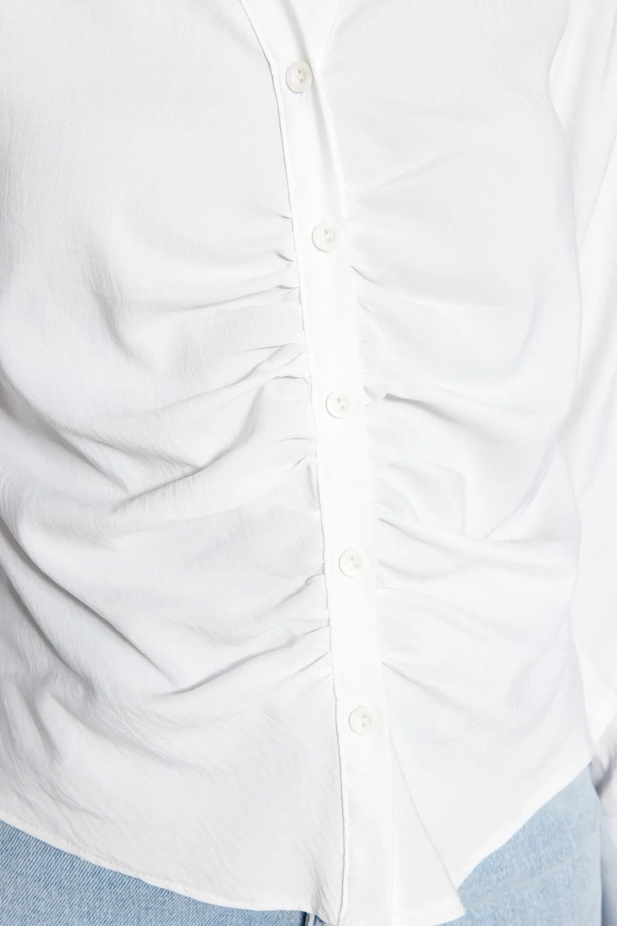 Trendyol Collection  Ecru-gerafftes, tailliertes/Slim-Fit-Webhemd TWOSS23GO00177