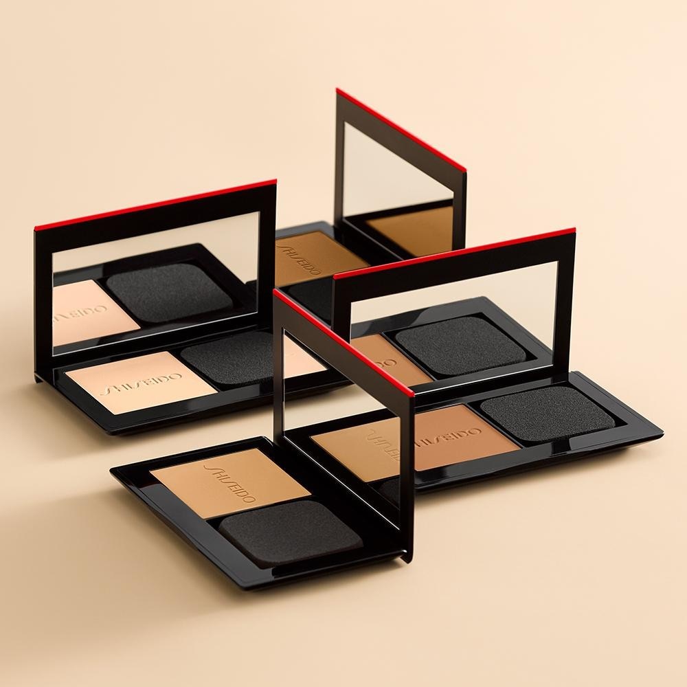 Shiseido Synchro Skin самоосвежавајући пудер у праху, прилагођени финиш