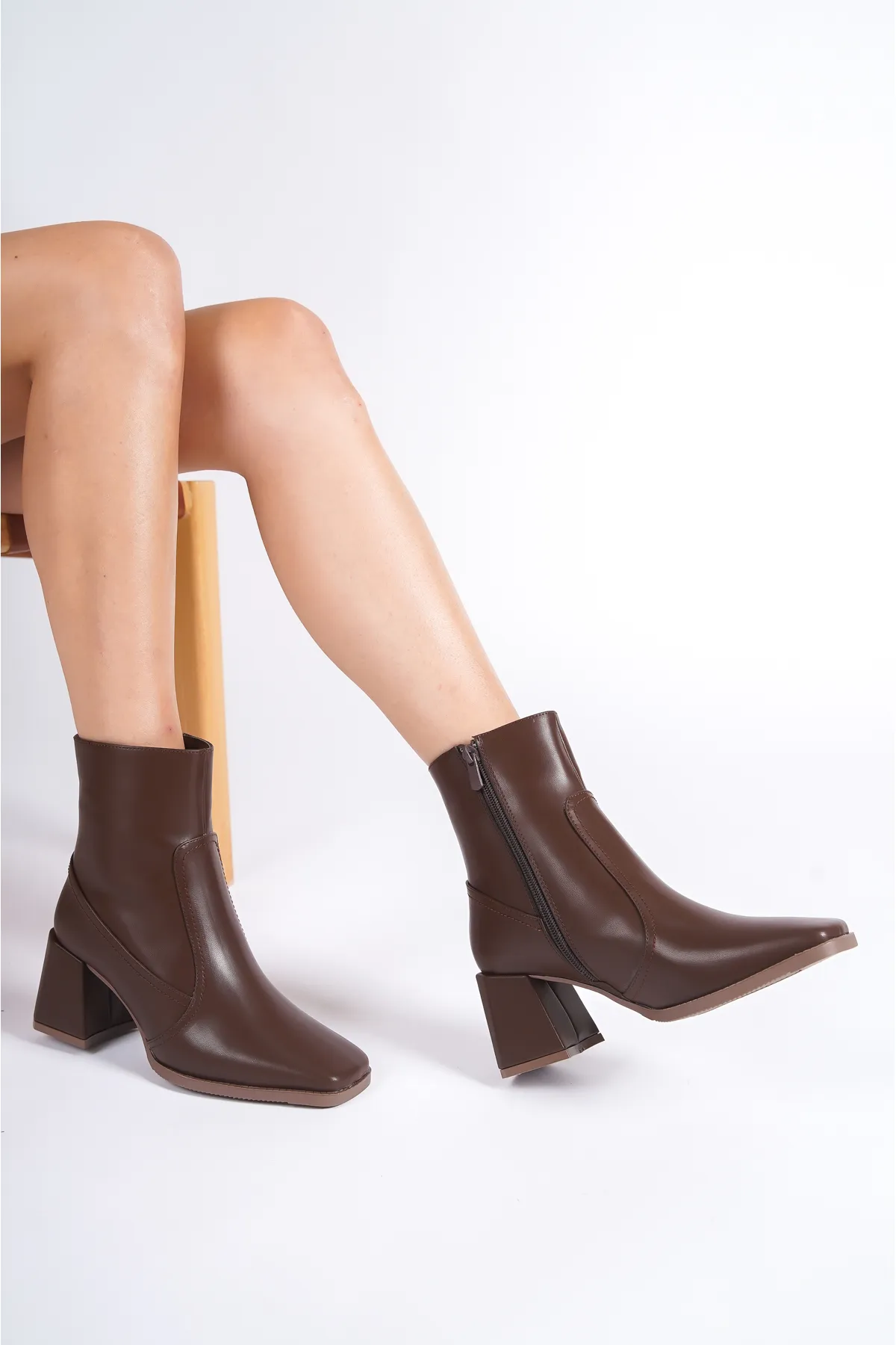 Capone Outfitters  Damenstiefel mit stumpfer Zehenpartie und seitlichem Reißverschluss