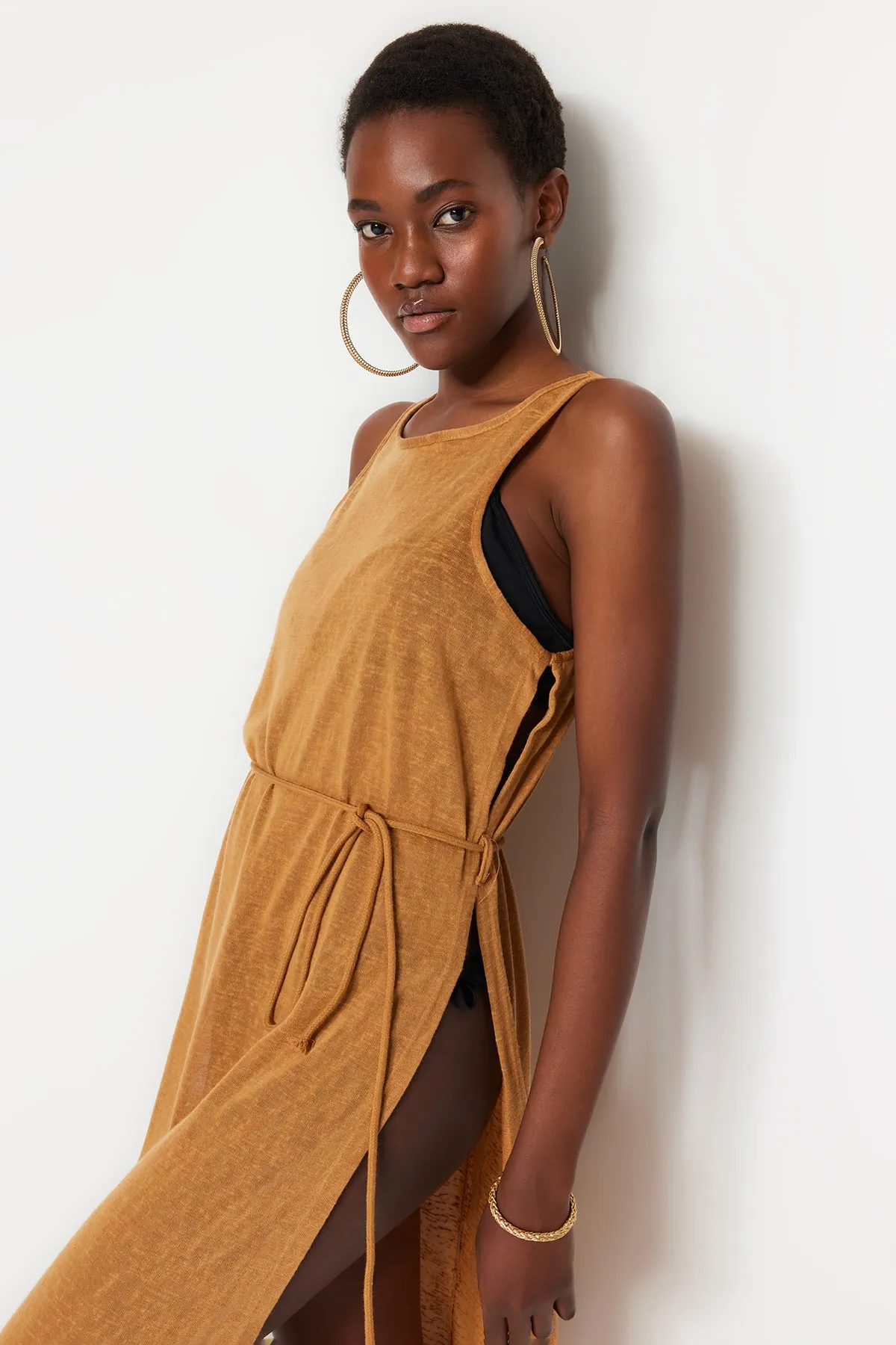 Trendyol Collection  Kamelfarbenes, gestricktes Maxi-Strandkleid mit Schlitz und Gürtel TBESS21EL2991
