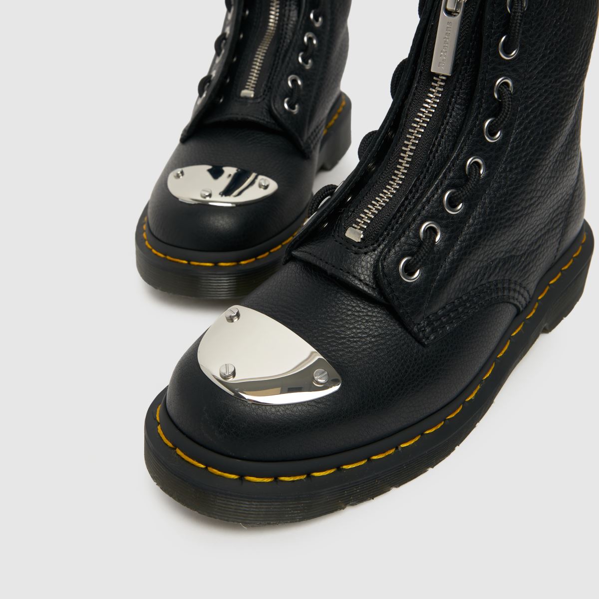Dr Martens – 1460 – Svarta stövlar med metalldetaljer