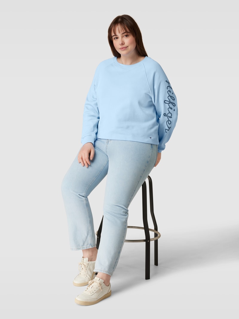 PLUS SIZE Sweatshirt mit Label-Details in ozean blau
