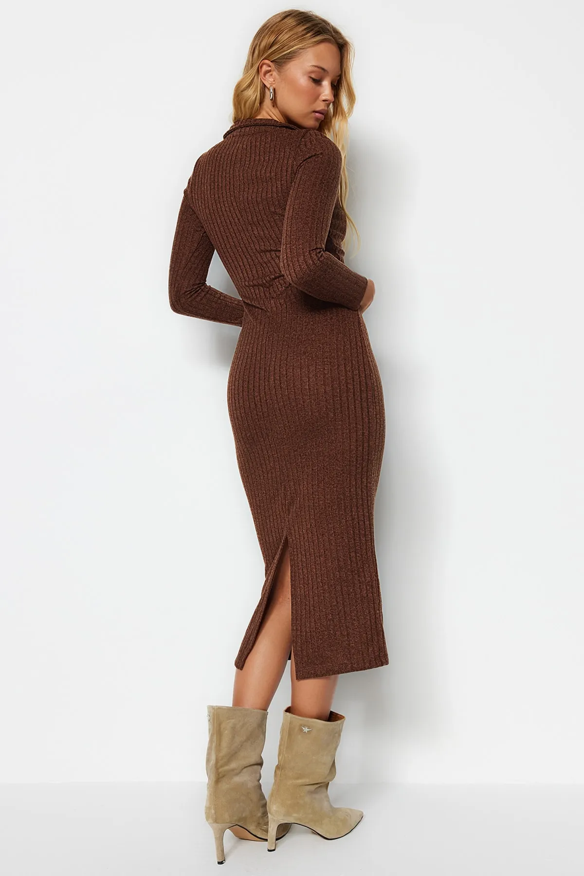 Trendyol Collection  Brauner Strick-Look, figurbetontes Maxi-Strickkleid mit V-Ausschnitt TWOAW24EL00602