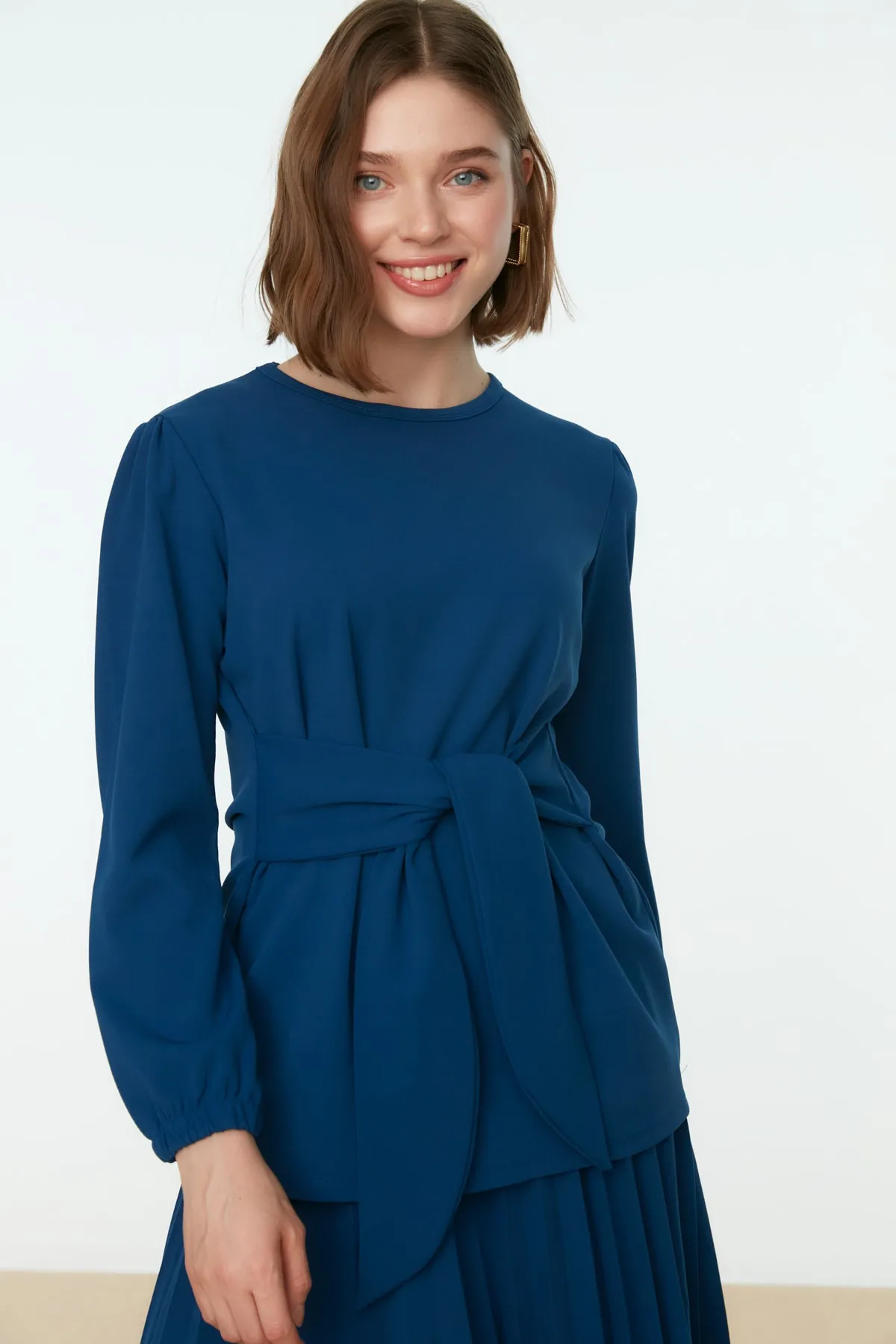Trendyol Modest  Indigoblaues, vorne gebundenes, plissiertes, gewebtes Tunika-Rock-Set TCTSS22US0076