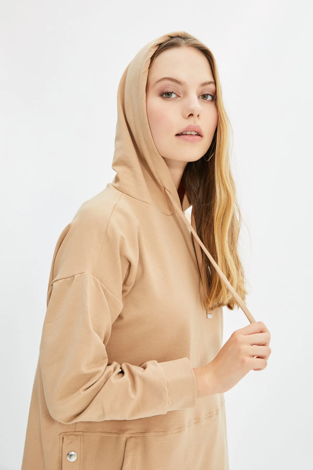 Trendyol Modest  Nerzfarbenes Jogger-Trainingsanzug-Set mit Kapuze und Kängurutasche und Druckknöpfen und detailliertem Detail TCTSS21EM0072