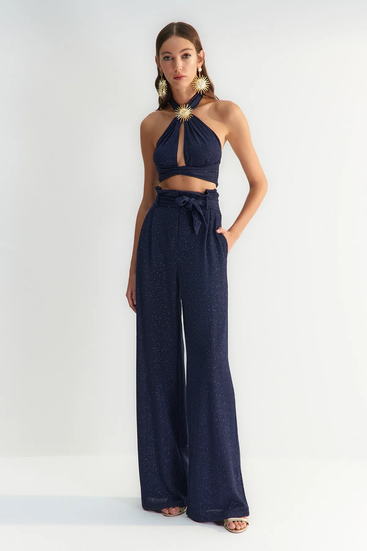 Trendyol Collection  X Zeynep Tosun Marineblaue Lurex-Strickhose mit Gürtel TCLSS23PL00002