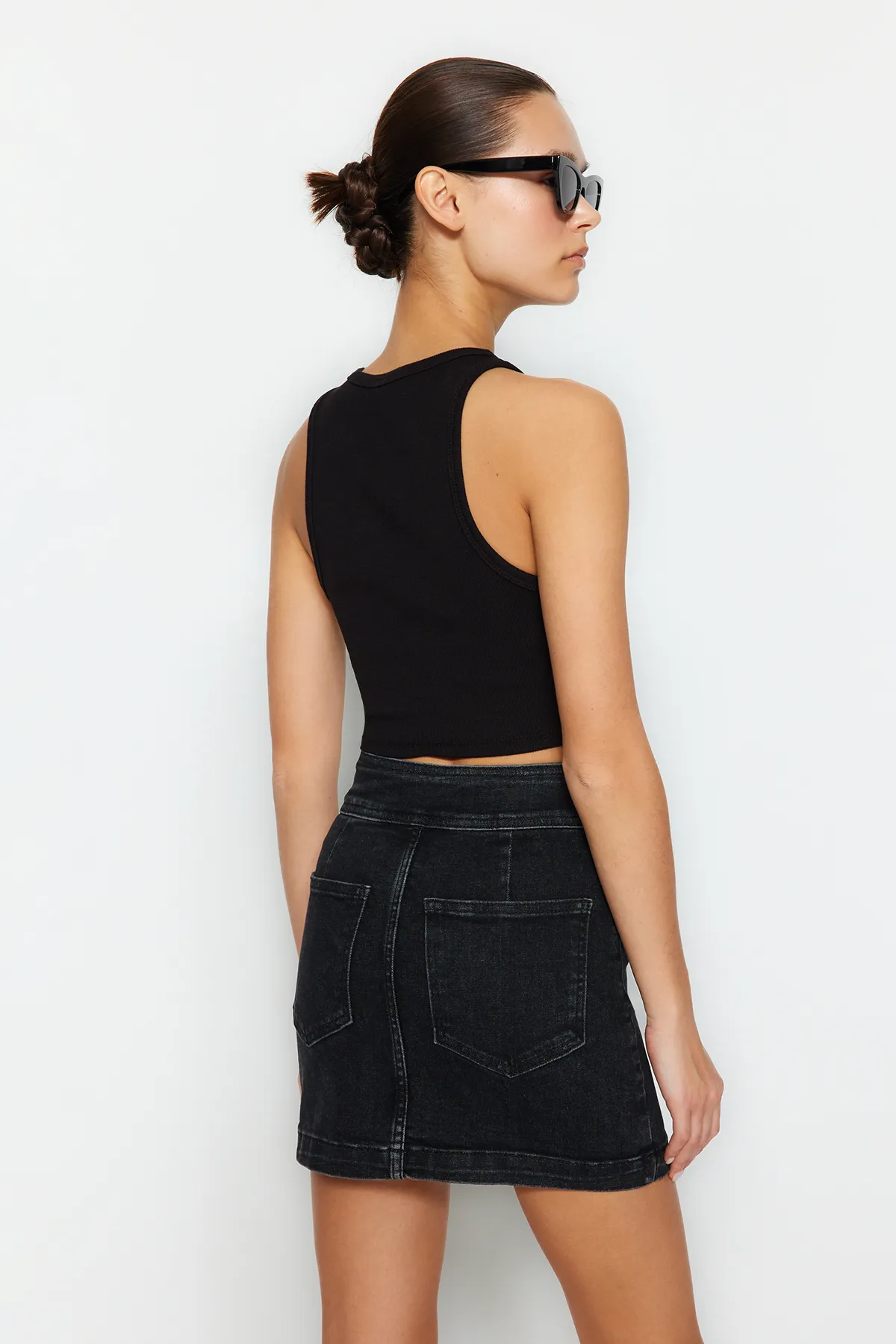 Trendyol Collection  Schwarzer Mini-Jeansrock mit normaler Taille und detailliertem Accessoire TWOSS24ET00013