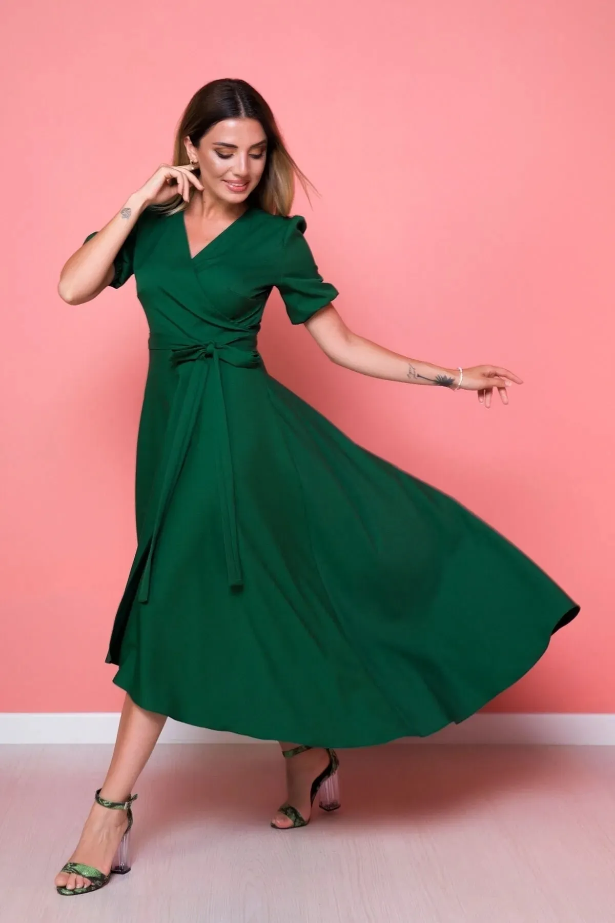 lovebox  Damen-Kleid aus flexiblem Atlas-Stoff mit Gürtel, asymmetrischem Schnitt, Midi-Länge, zweireihiger Kragen, grün, ausgestelltes Kleid 410