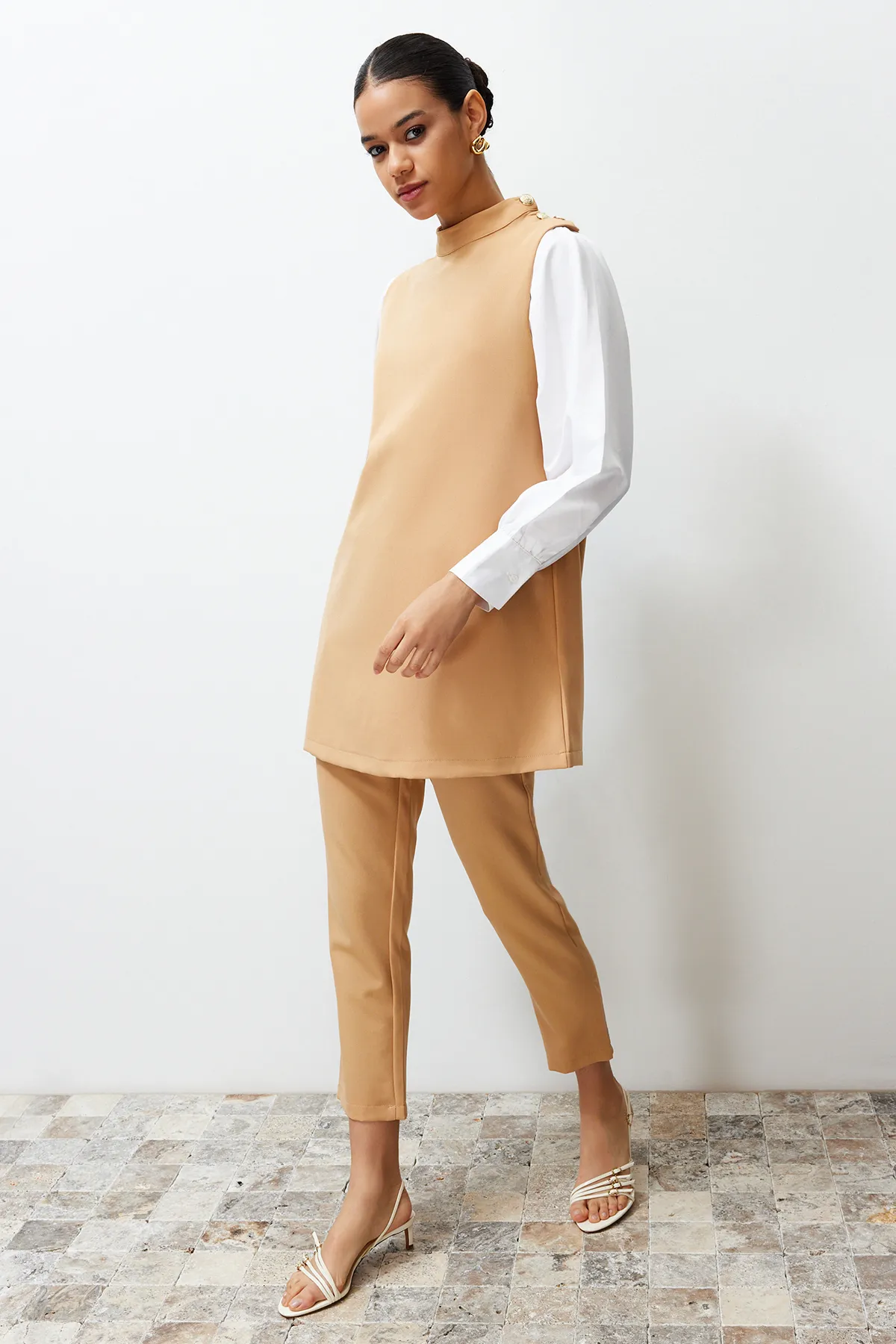 Trendyol Modest  Beiges Tunika-Hose-Set aus gewebtem Crêpe-Unterteil und Oberteil TCTSS24US00047