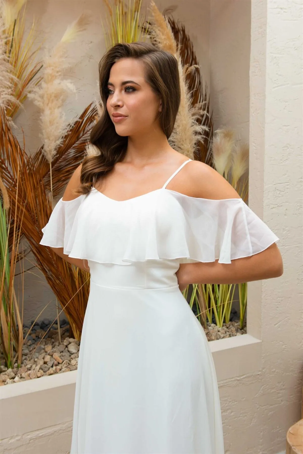 Carmen  Ecrufarbenes, langes Brautkleid mit Trägern und Kleid für Outdoor-Shootings