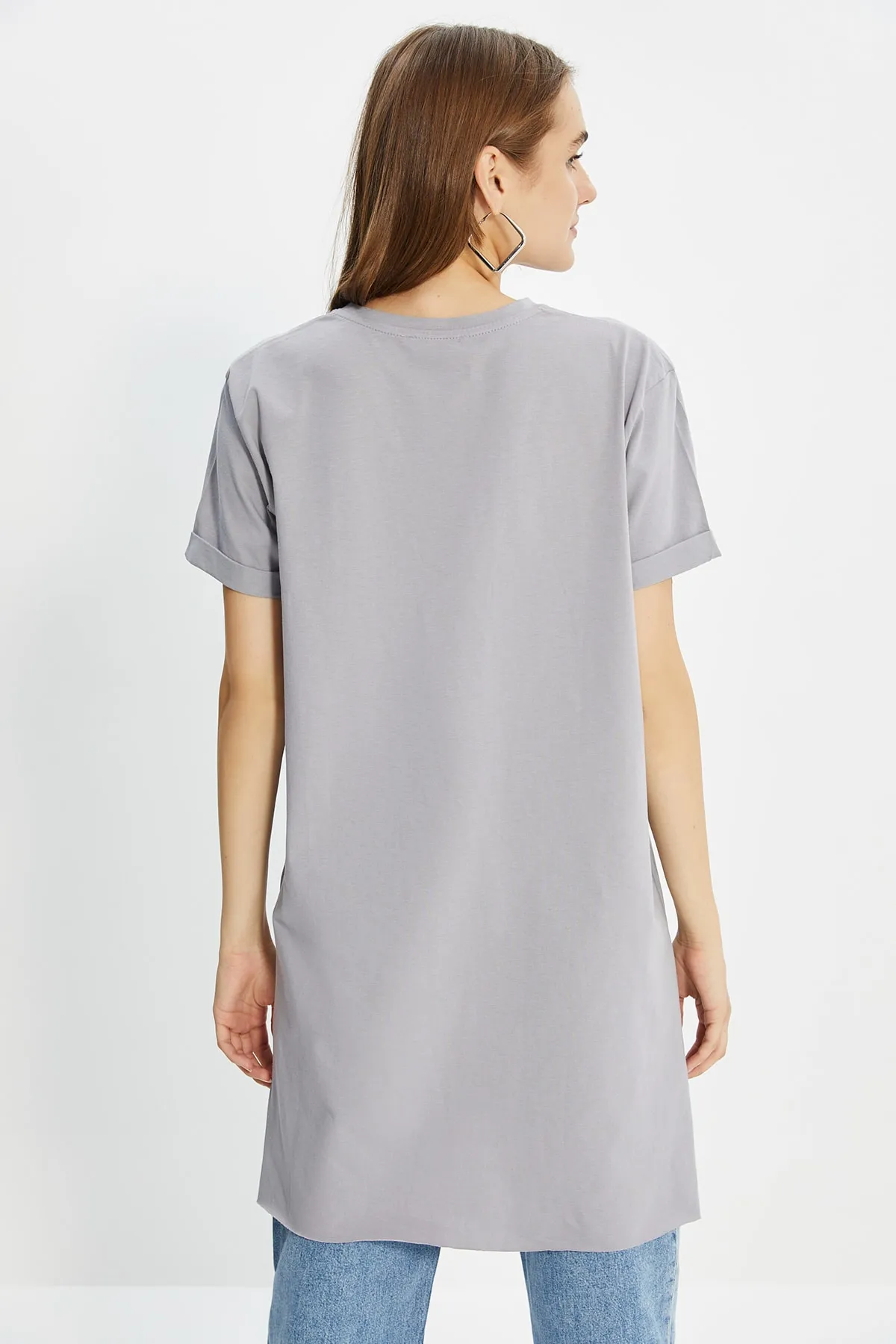 Trendyol Modest  Graues Basic-Kurzarm-Single-Jersey-T-Shirt mit Schlitz aus 100 % Baumwolle TCTSS21TN0056