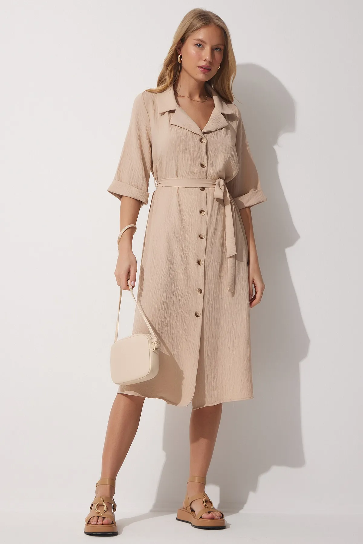 Happiness İstanbul  Cremefarbenes Sommer-Hemdkleid für Damen mit Gürtel MX00045