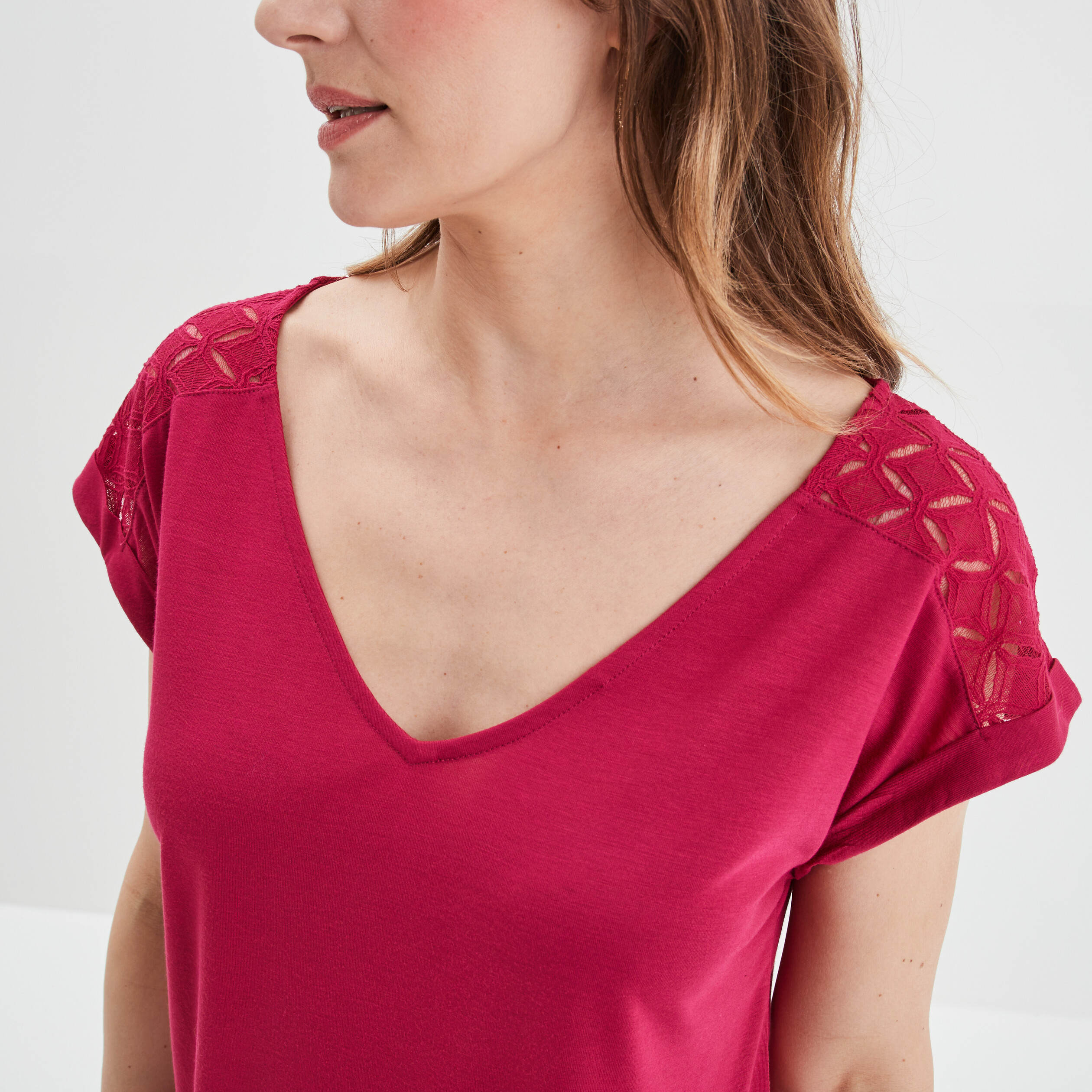 T-shirt col en V dentelle épaules et dos rose framboise femme | La Halle