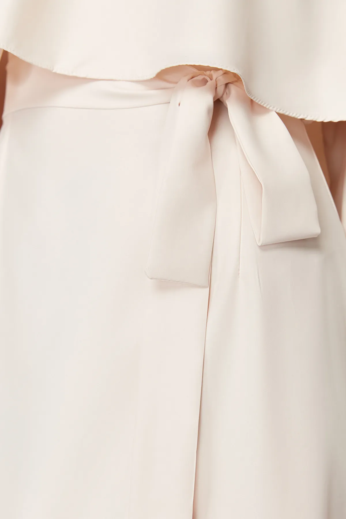 Trendyol Modest  Beiges Kleid aus Satingewebe mit Cape und Schärpe TCTSS24EB00176