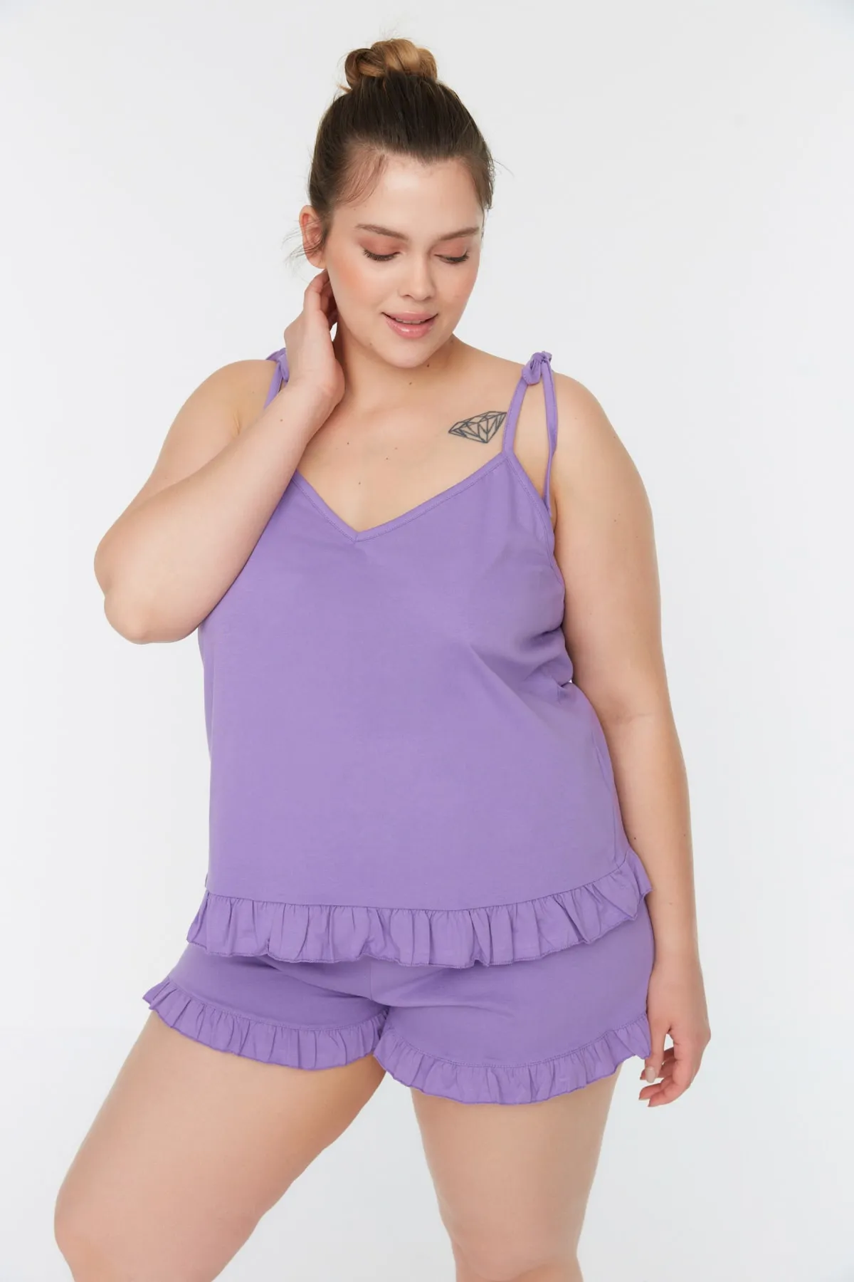 Trendyol Curve  Lila Pyjama-Set mit Riemchen und Rüschendetail TBBSS22PT0564